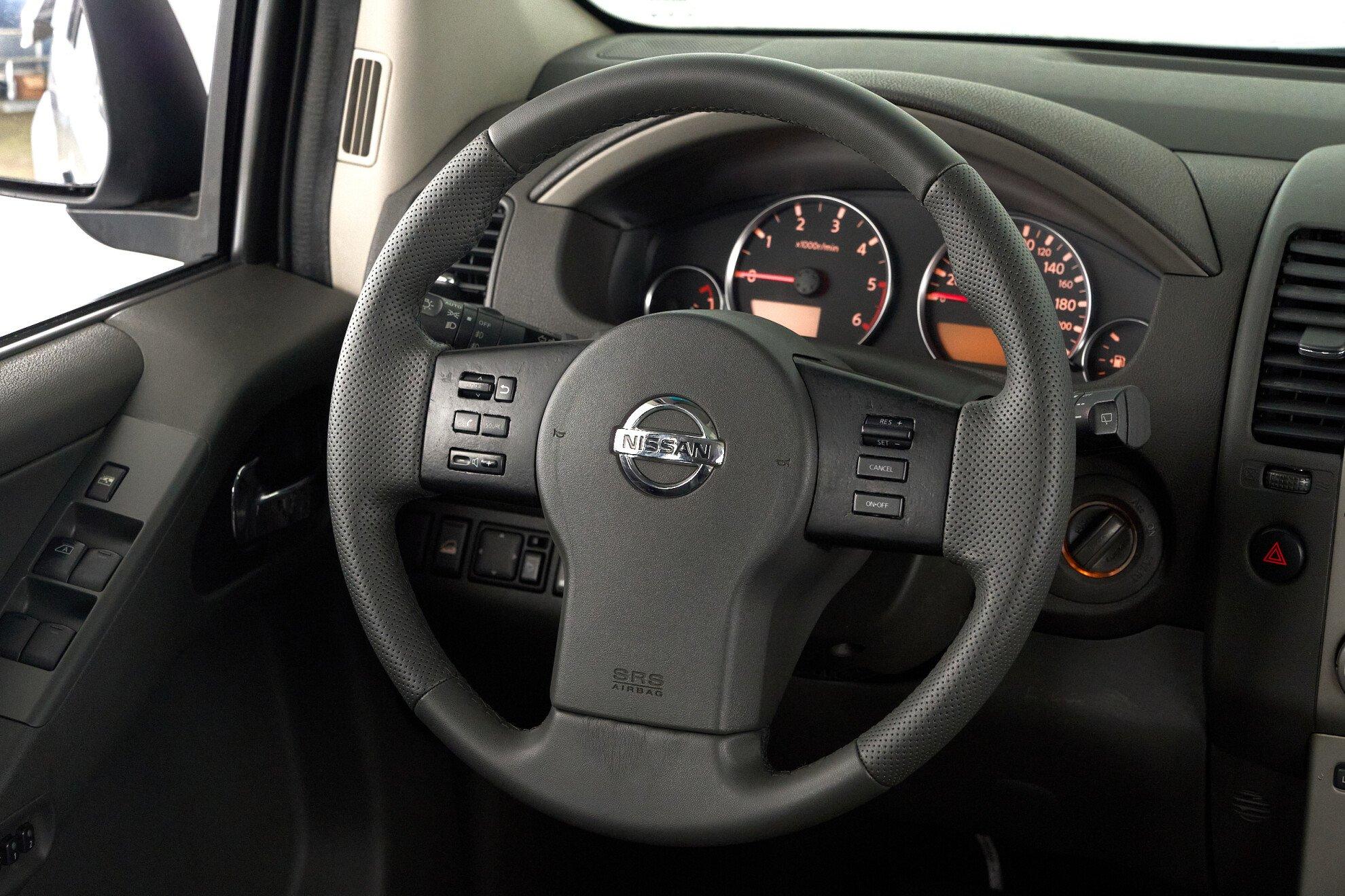 Nissan Pathfinder 2009, серебряный