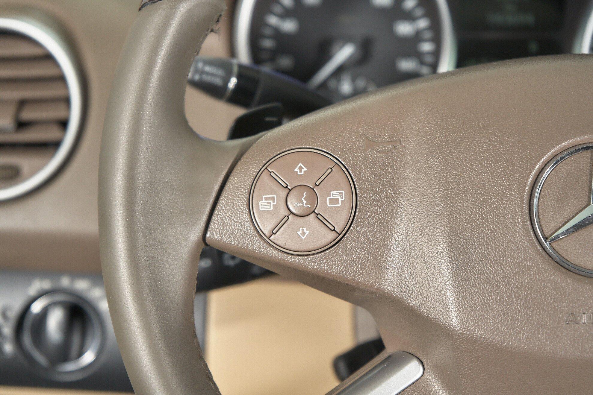 Mercedes-Benz M-Класс 2010, белый
