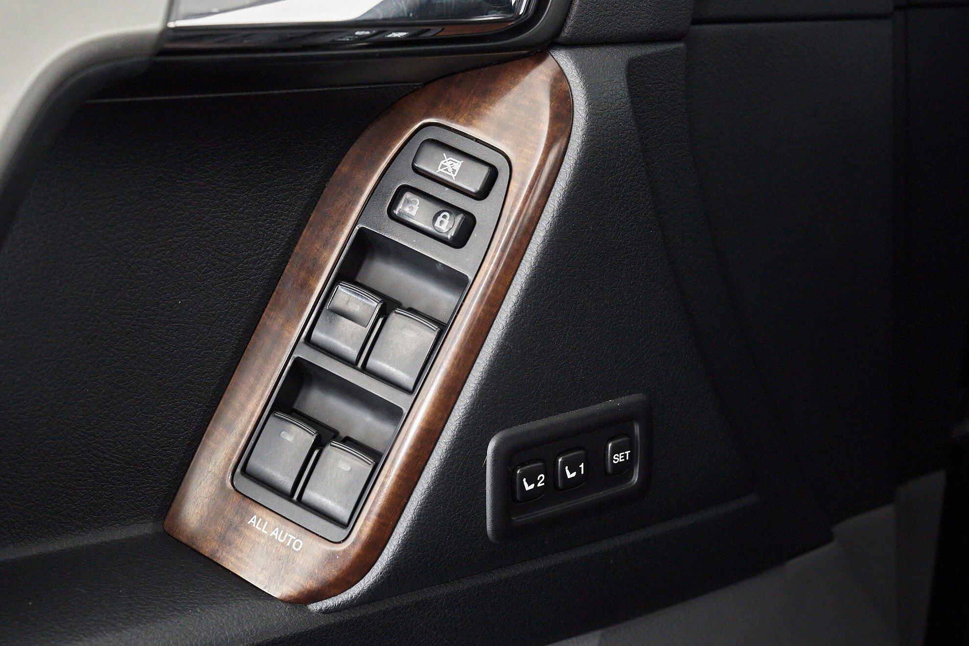 Toyota Land Cruiser Prado 2011, серый
