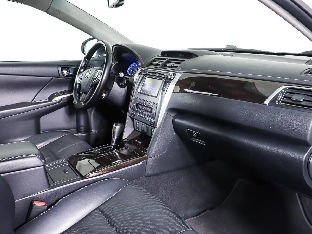 Toyota Camry 2017, белый