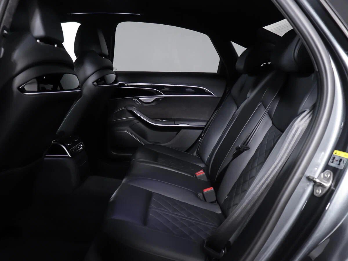 Audi A8 2020, серый