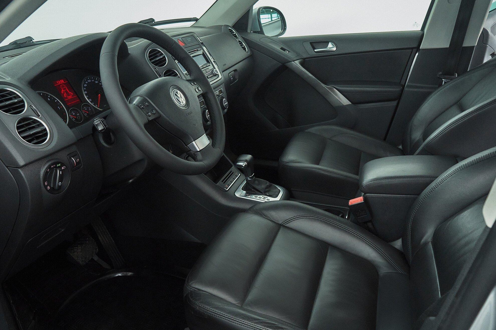 Volkswagen Tiguan 2009, серебряный