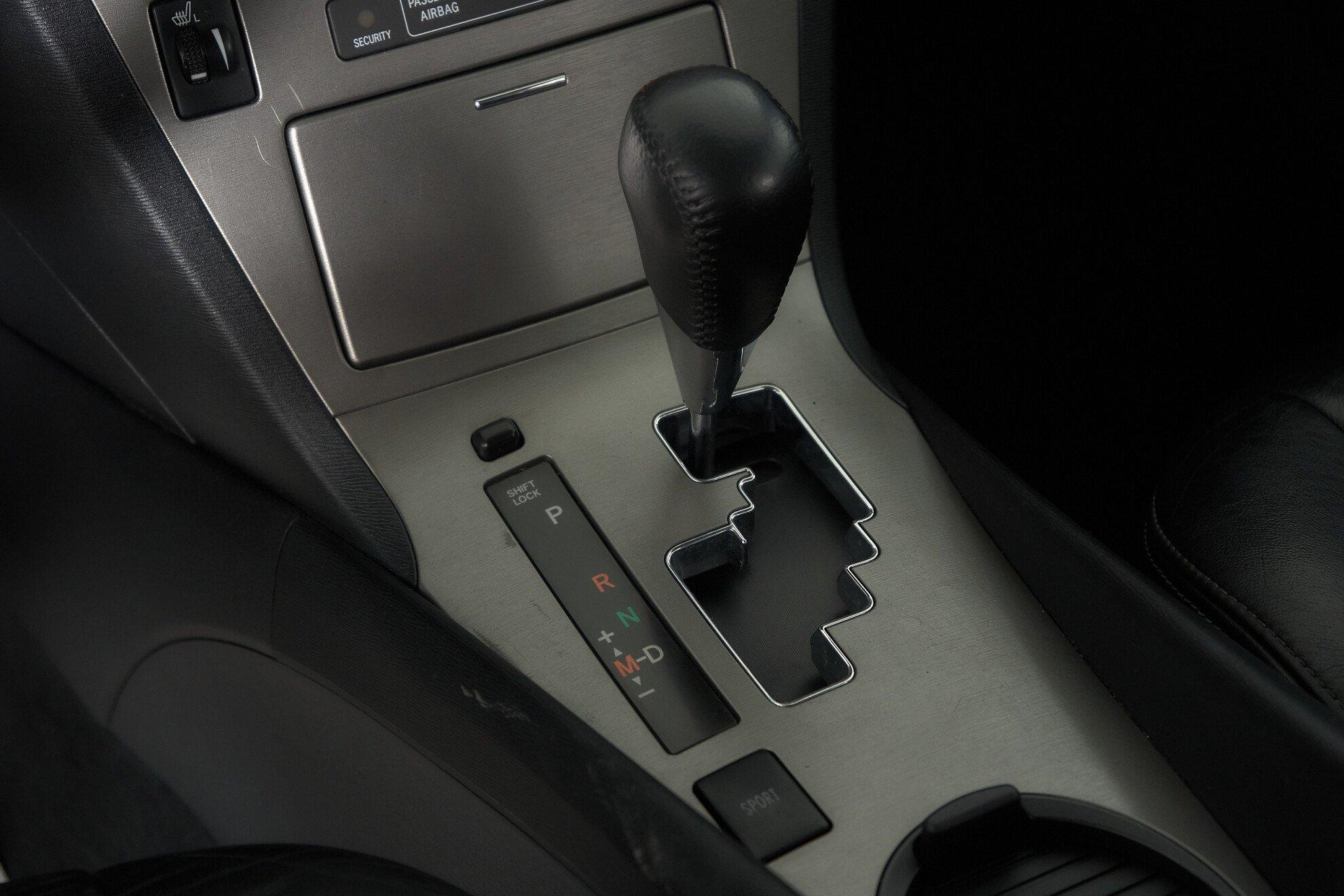 Toyota Avensis 2010, белый