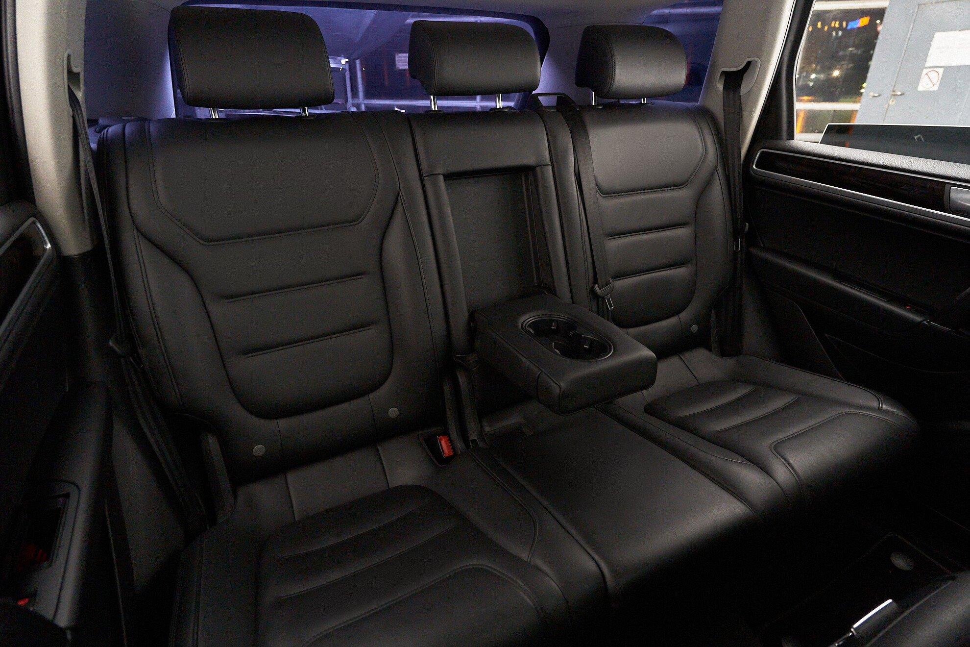 Volkswagen Touareg 2011, серебряный
