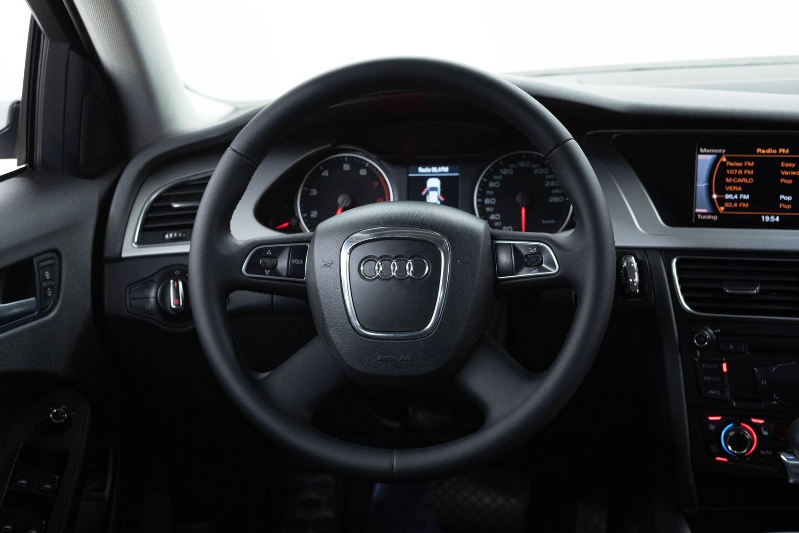 Audi A4 2011, белый