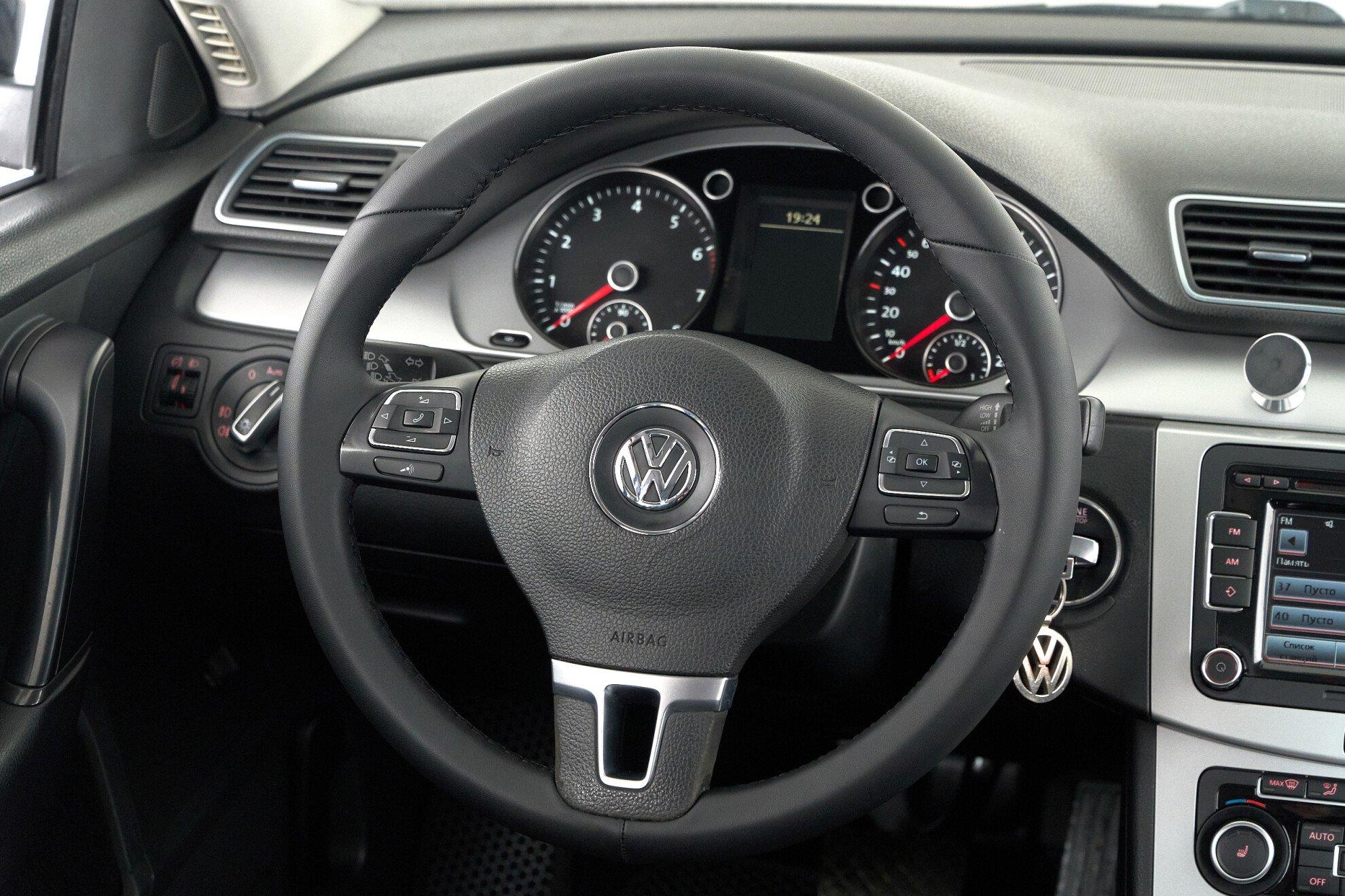 Volkswagen Passat 2011, синий