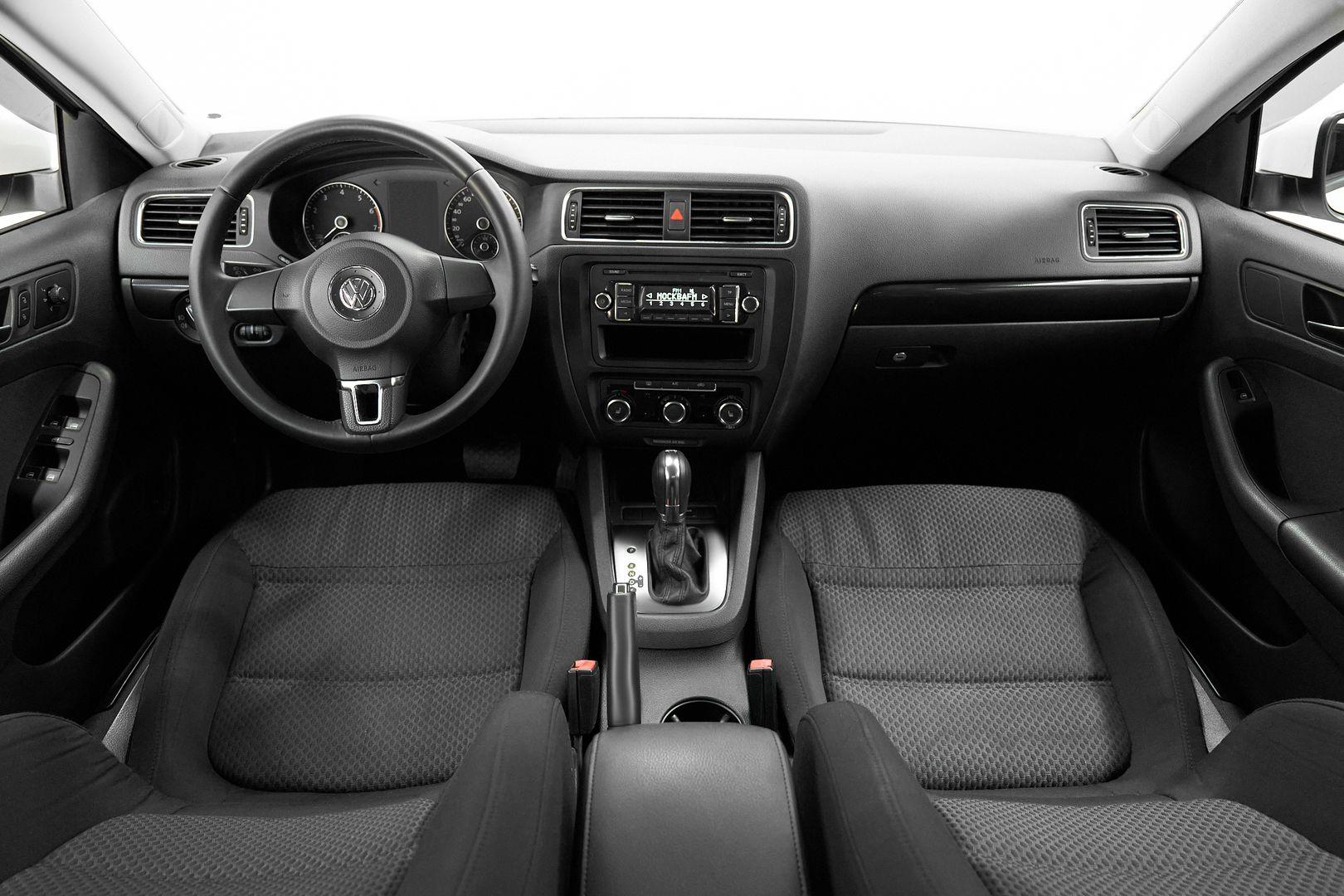 Volkswagen Jetta 2012, белый