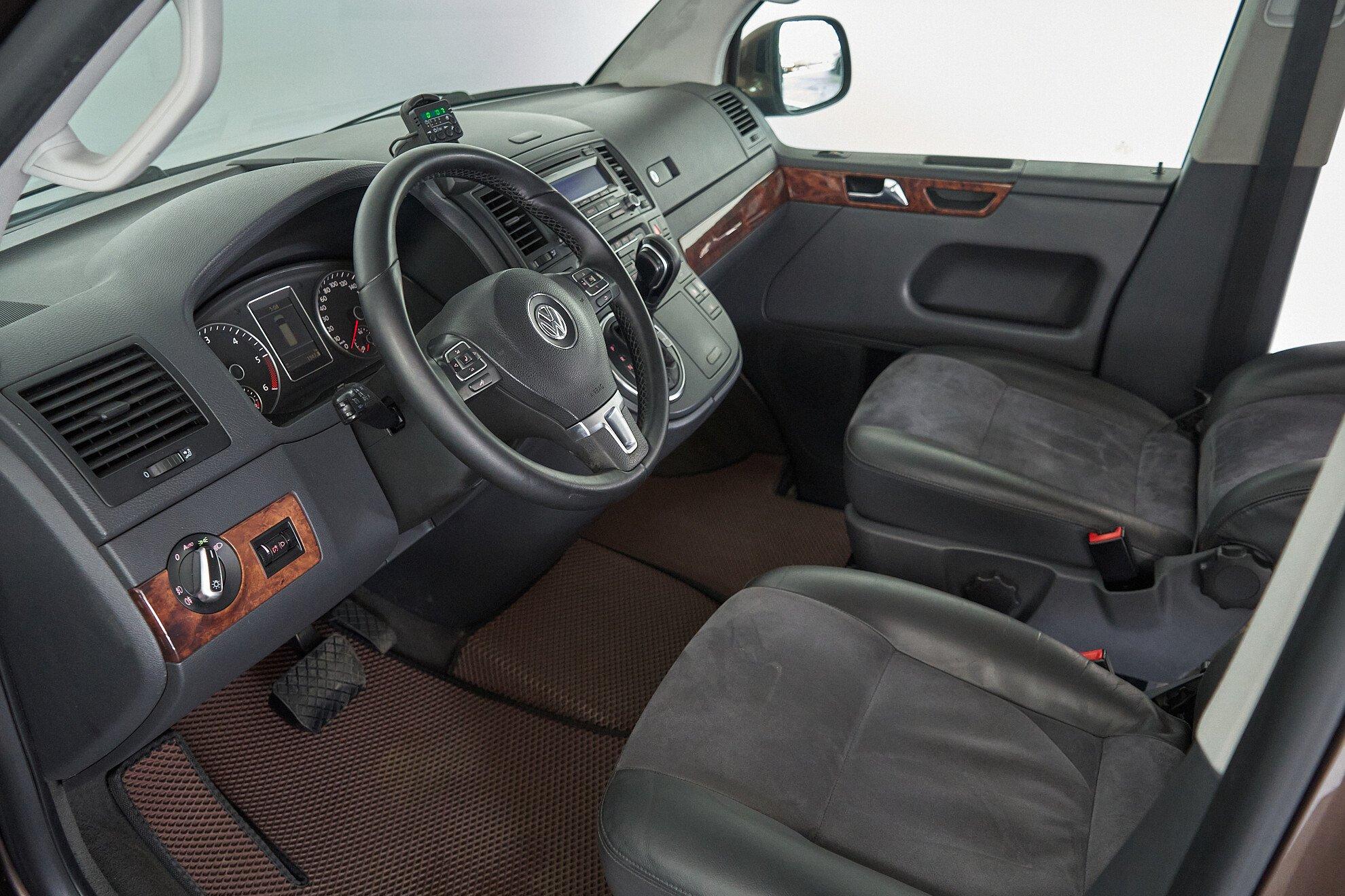 Volkswagen Multivan 2010, коричневый