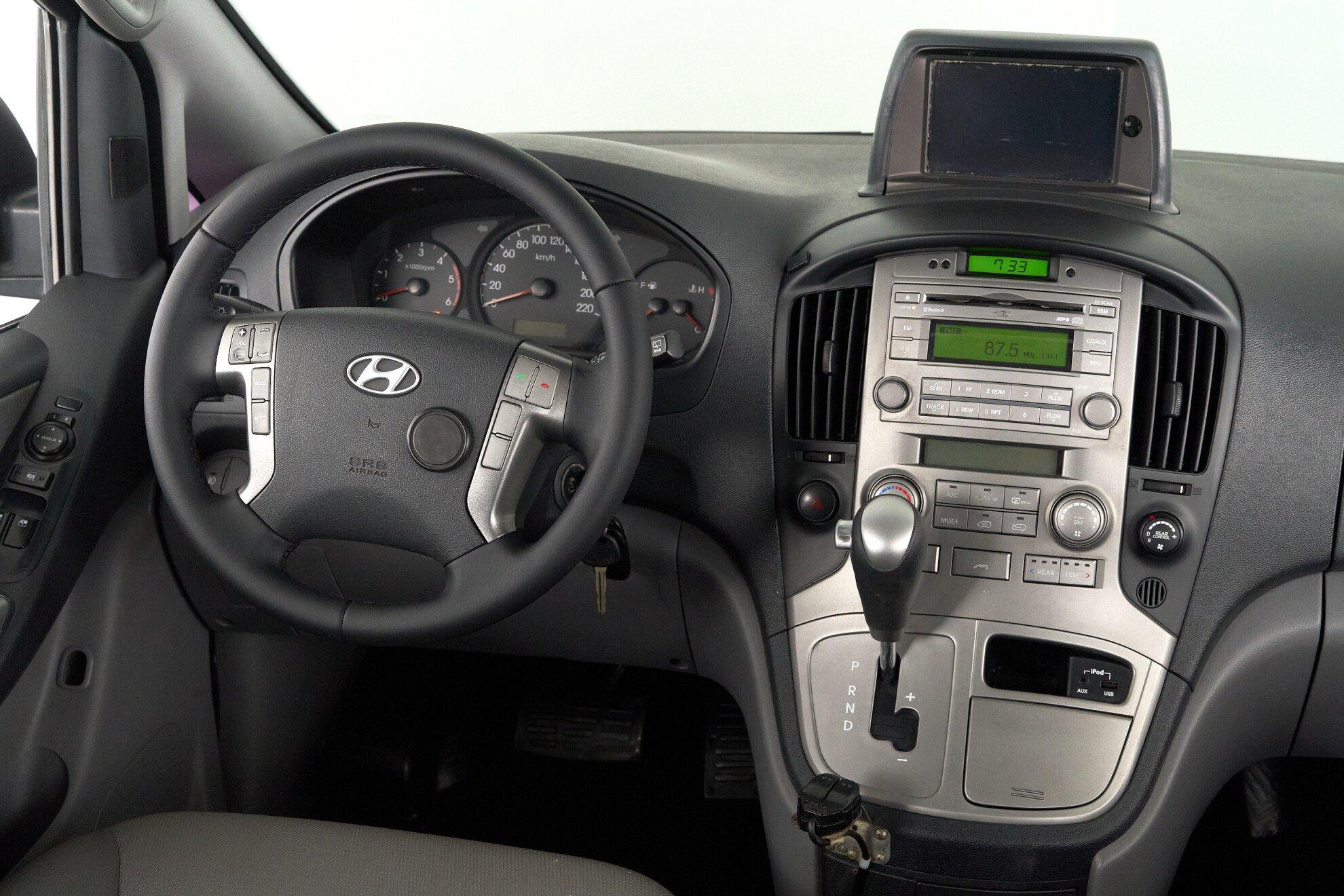 Hyundai Grand Starex 2012, серебряный