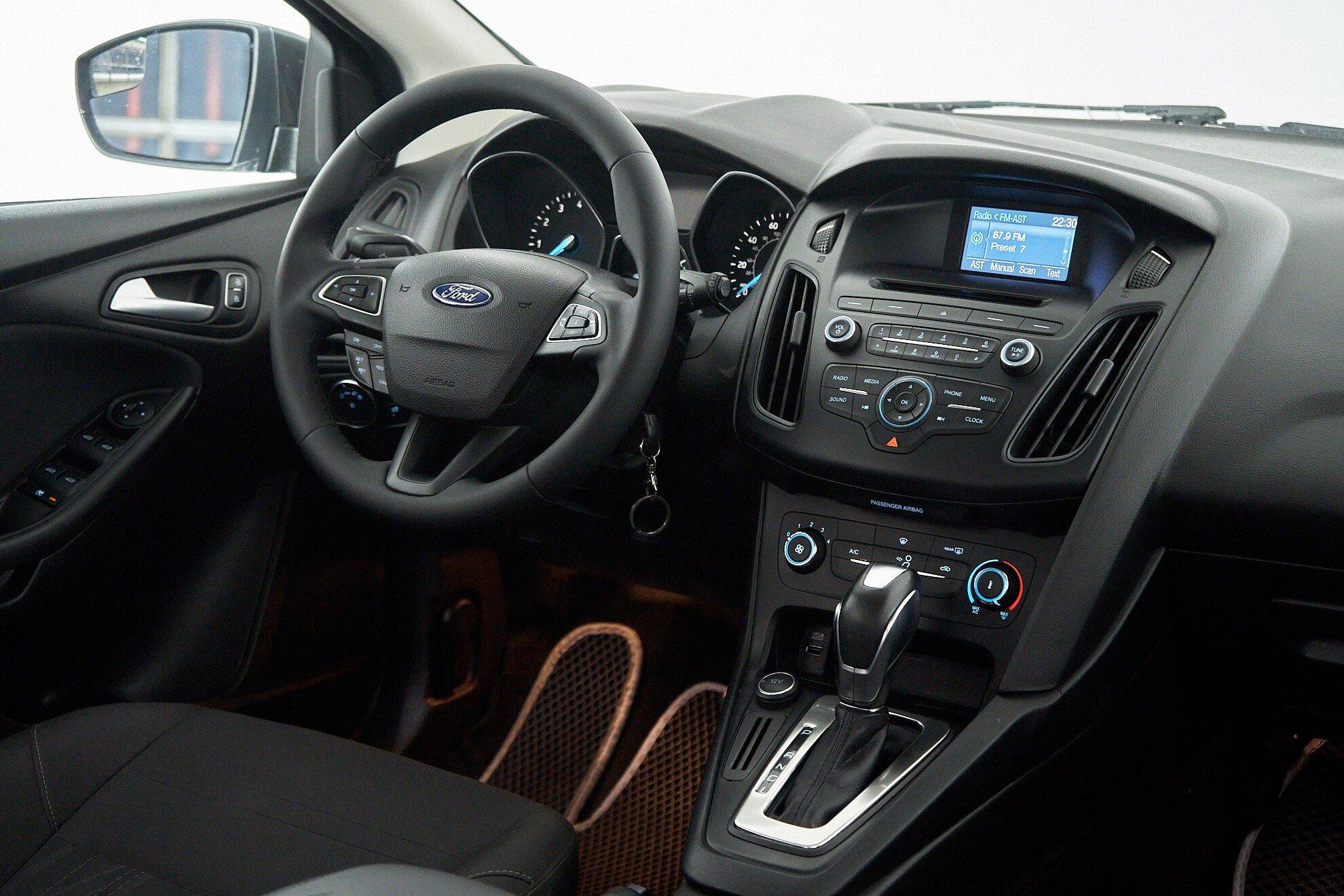 Ford Focus 2015, серый