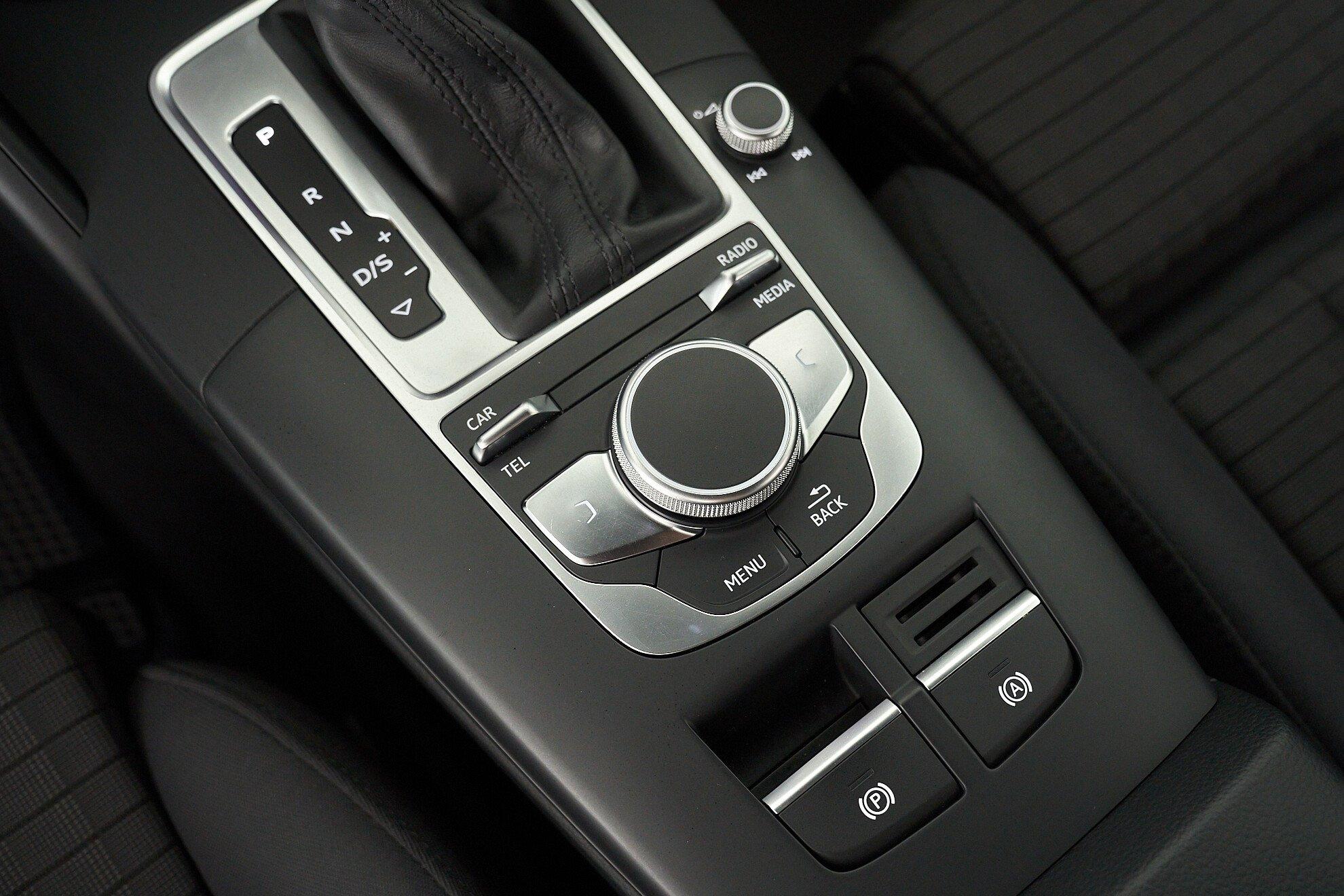 Audi A3 2018, белый
