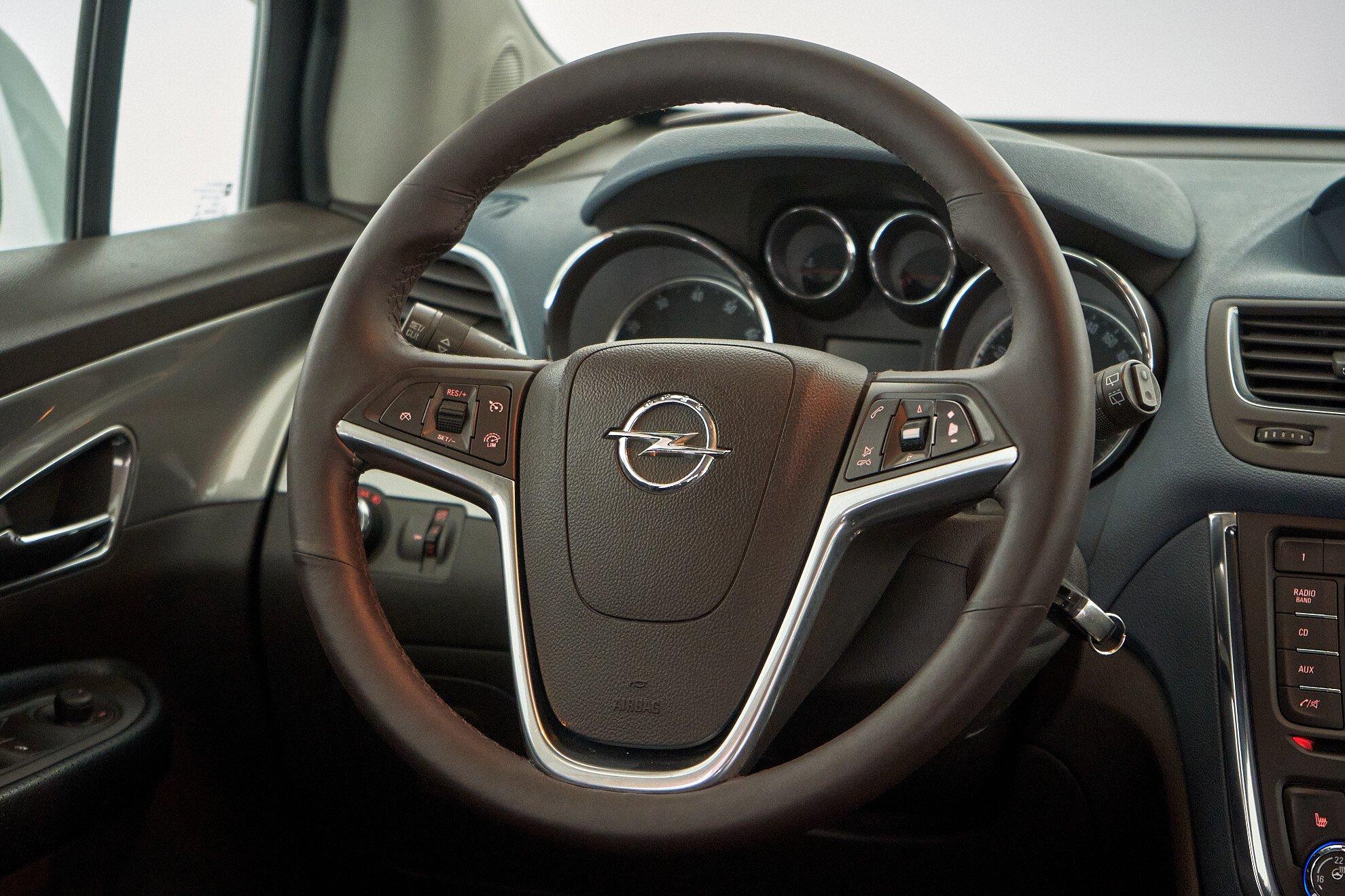 Opel Mokka 2013, белый