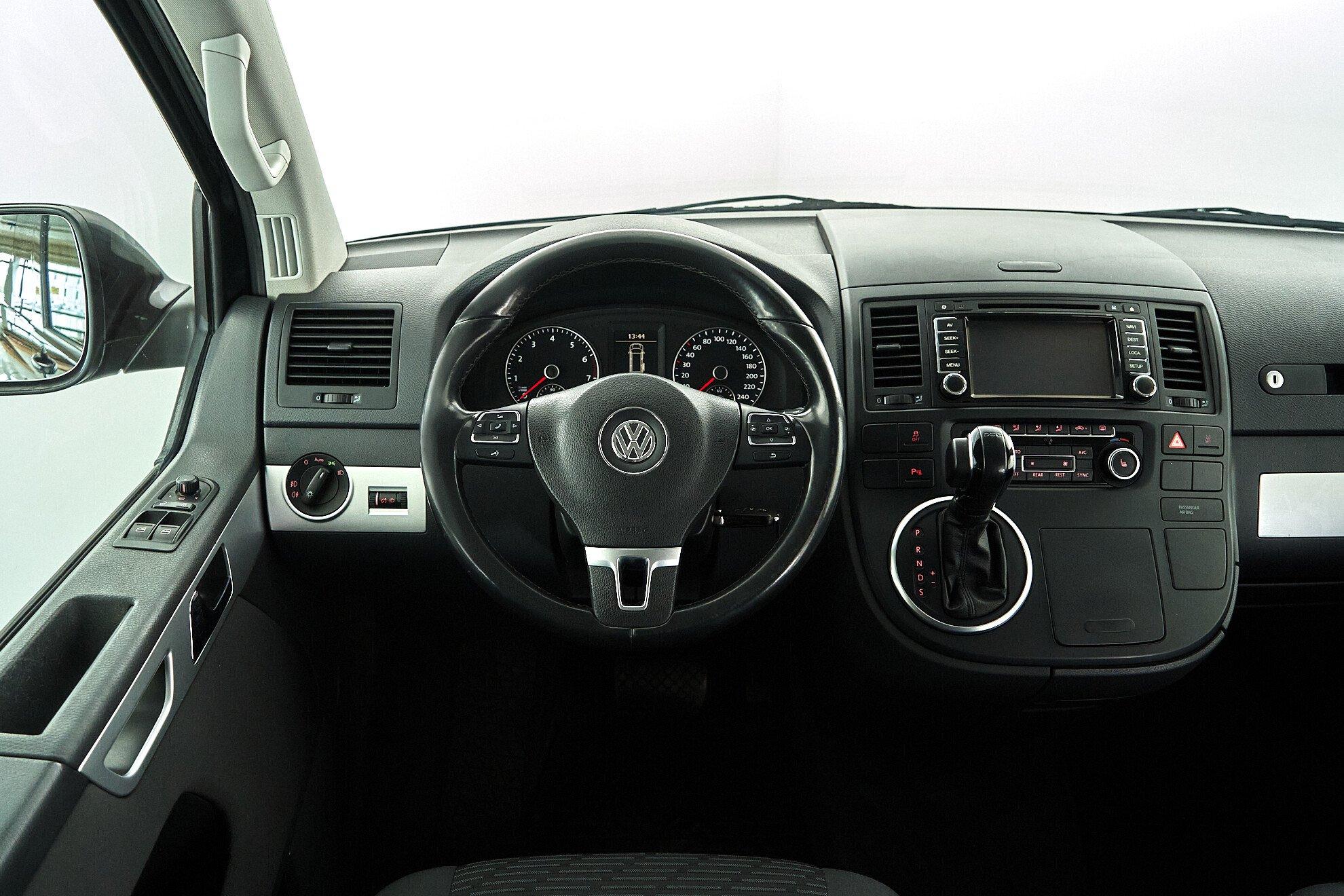 Volkswagen Multivan 2012, черный