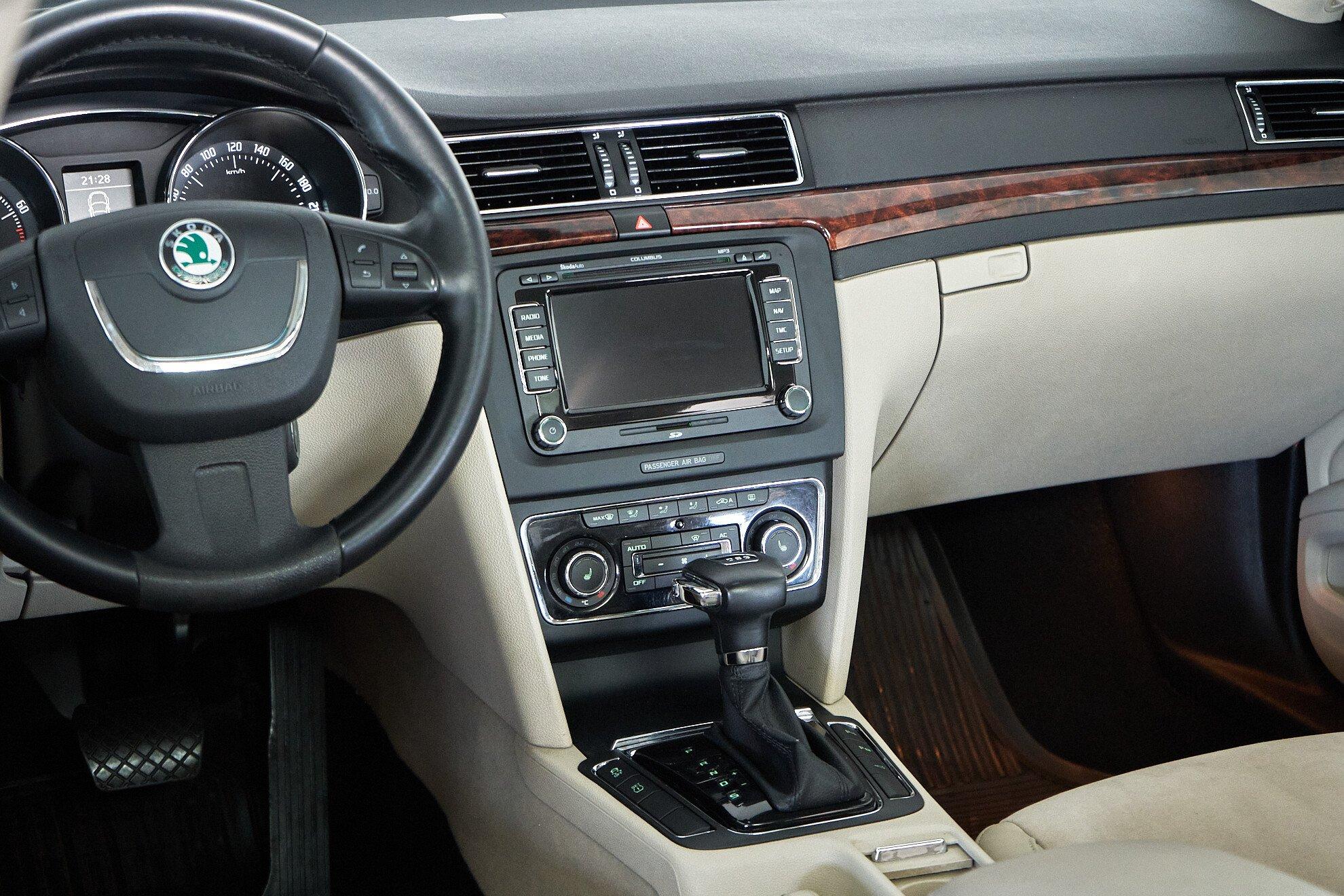 Skoda Superb 2011, голубой
