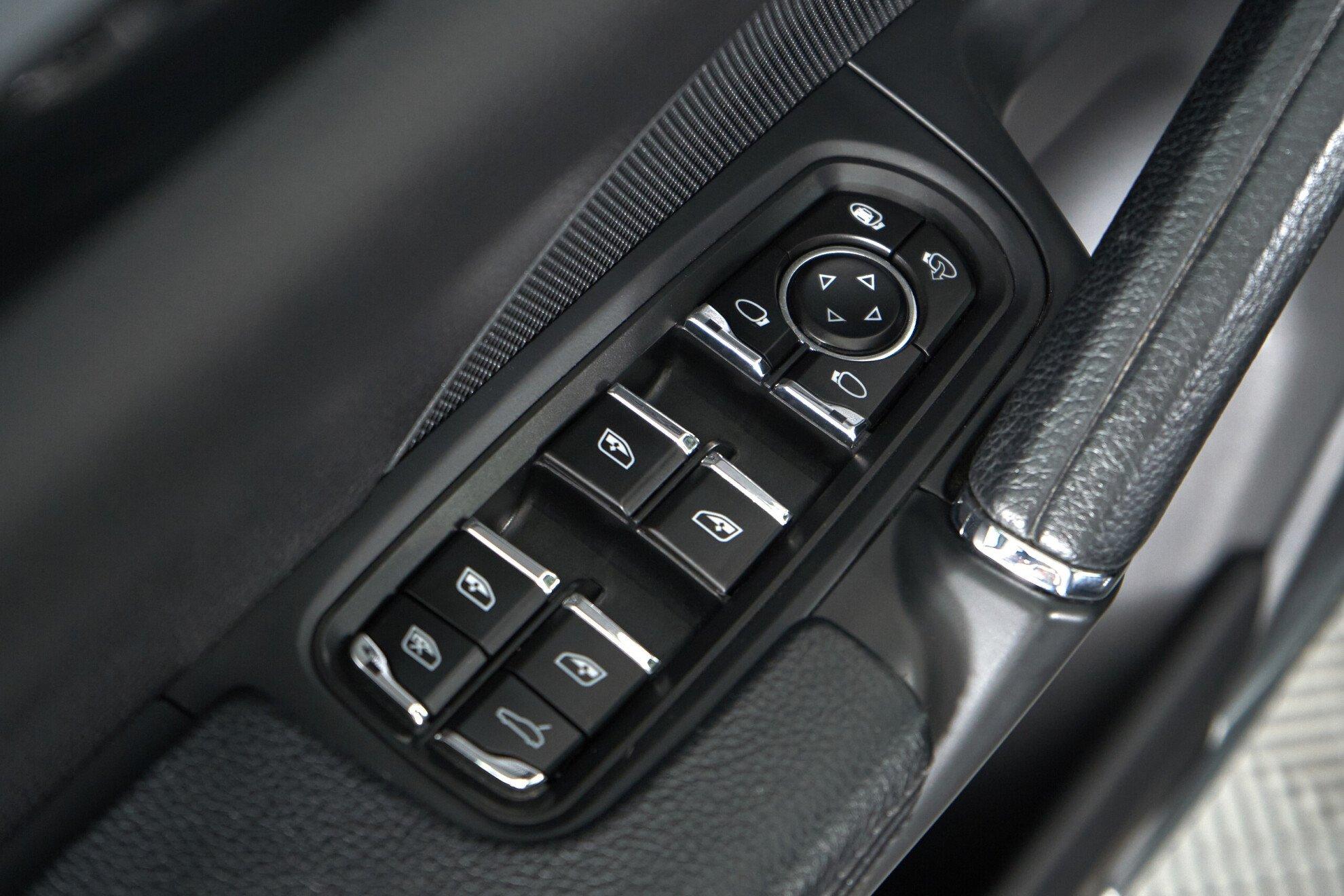 Porsche Cayenne 2012, черный
