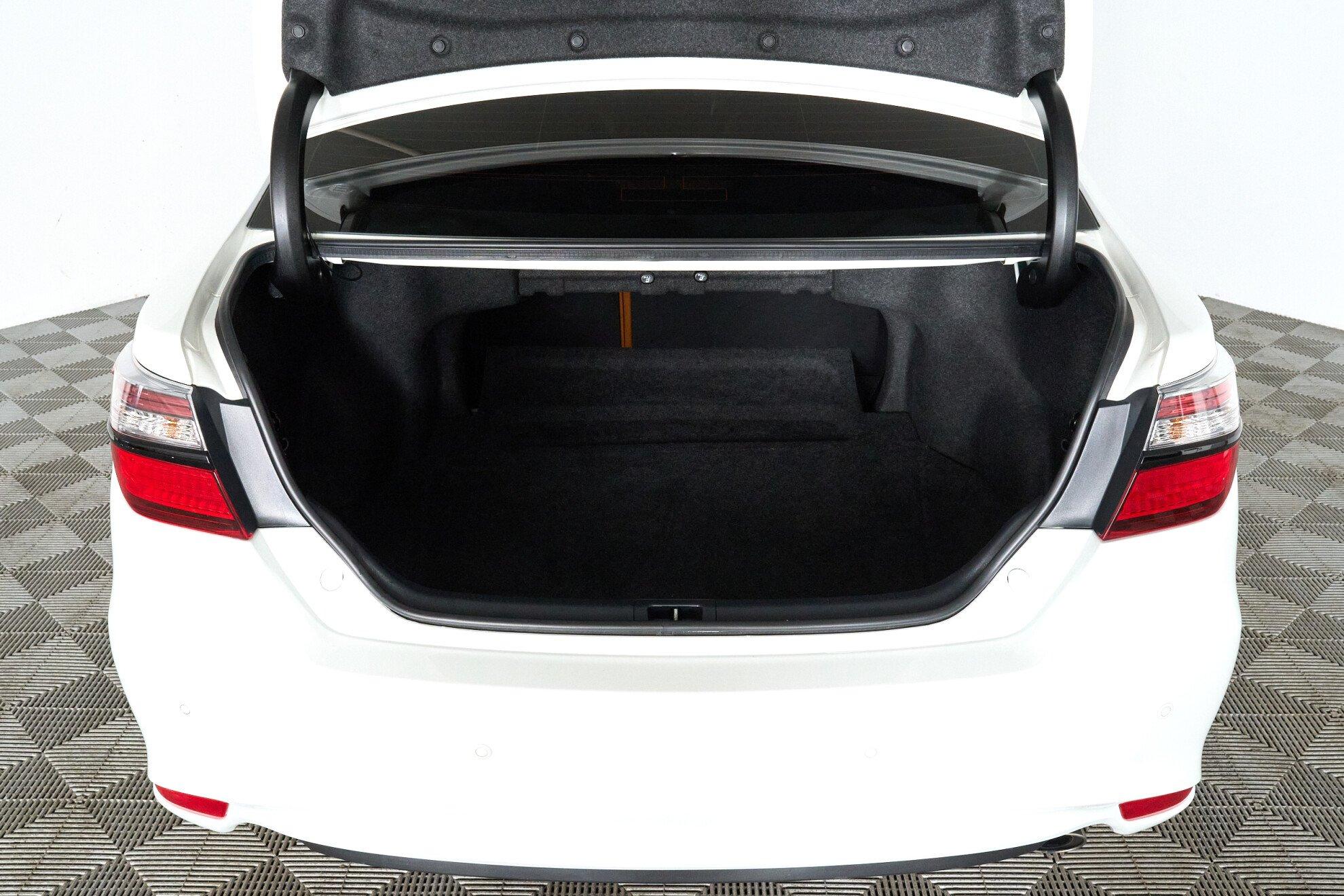 Toyota Camry 2017, белый
