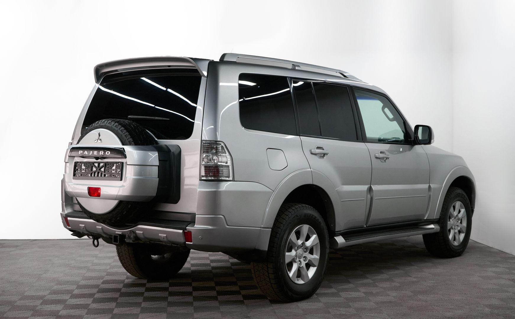 Mitsubishi Pajero 2011, серебряный