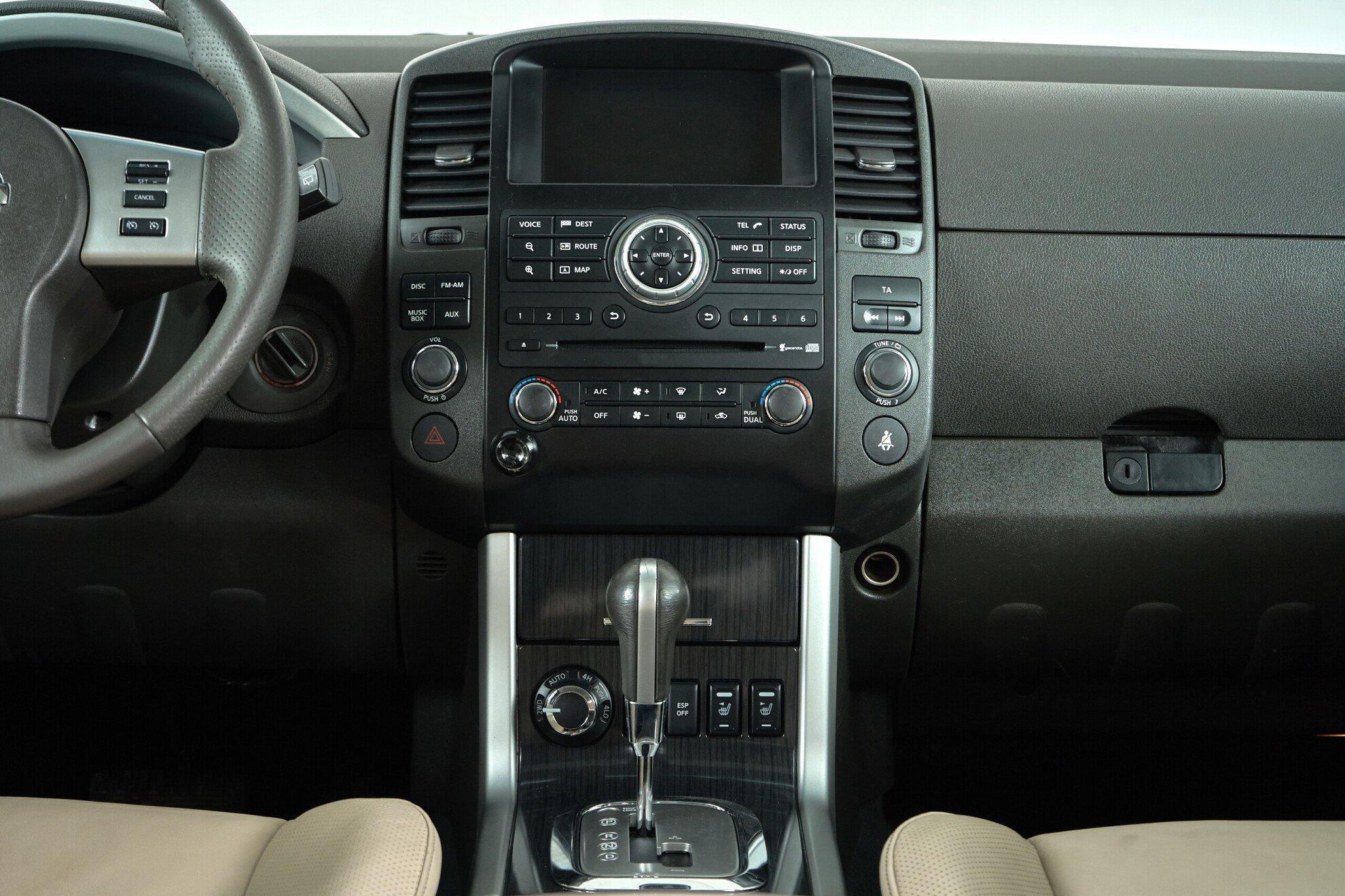 Nissan Pathfinder 2012, белый