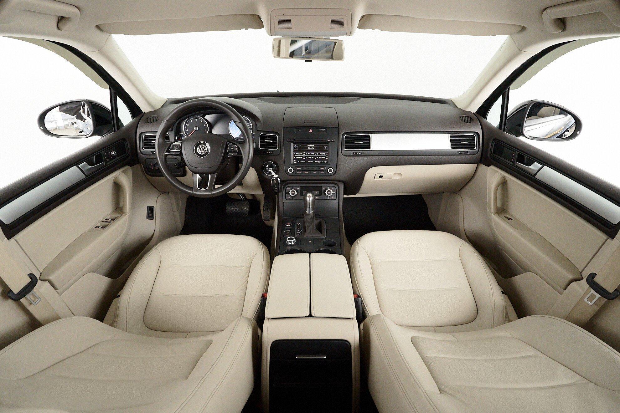 Volkswagen Touareg 2014, черный