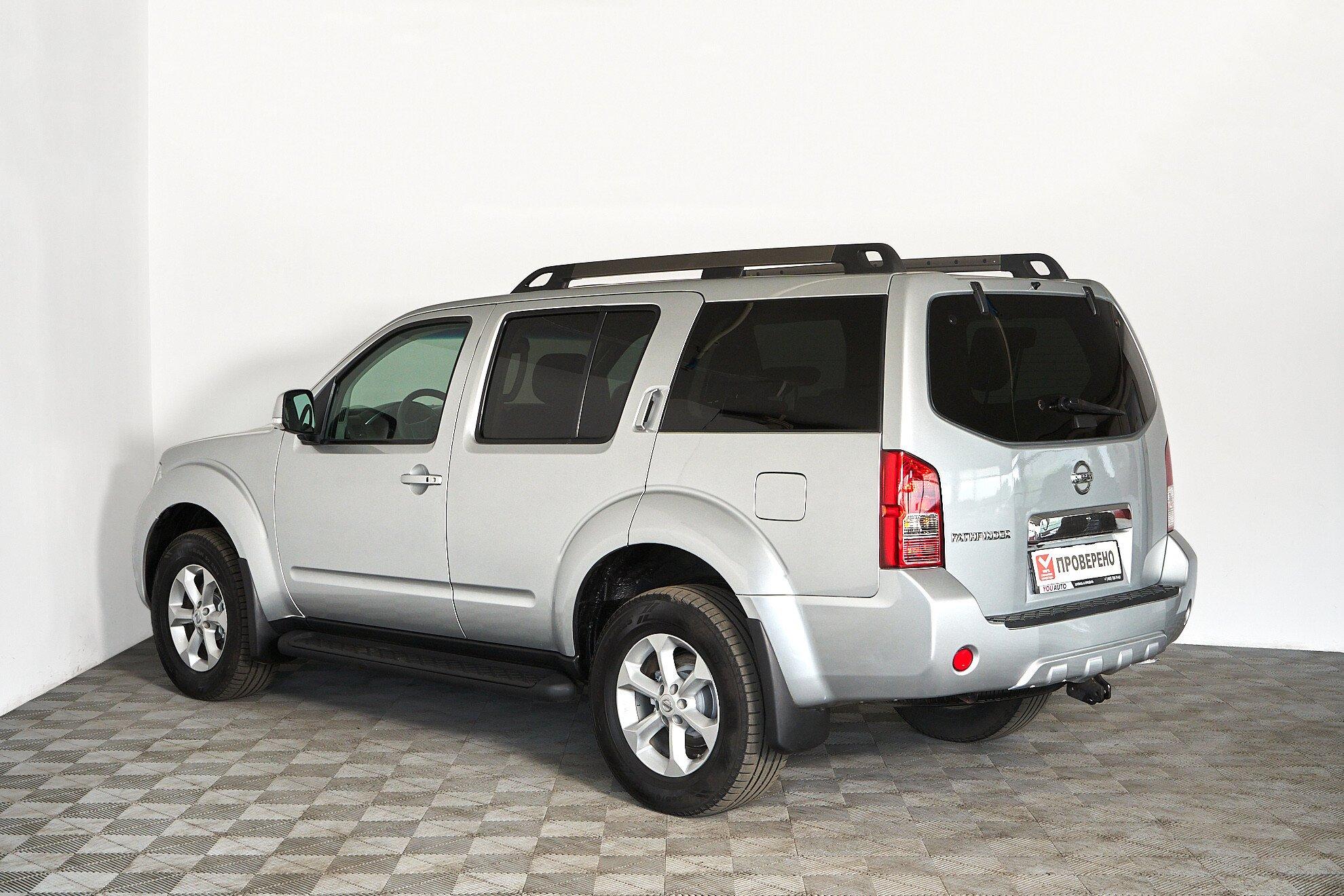 Nissan Pathfinder 2011, серебряный