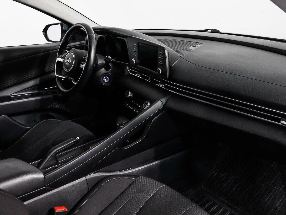 Hyundai Elantra 2022, серый