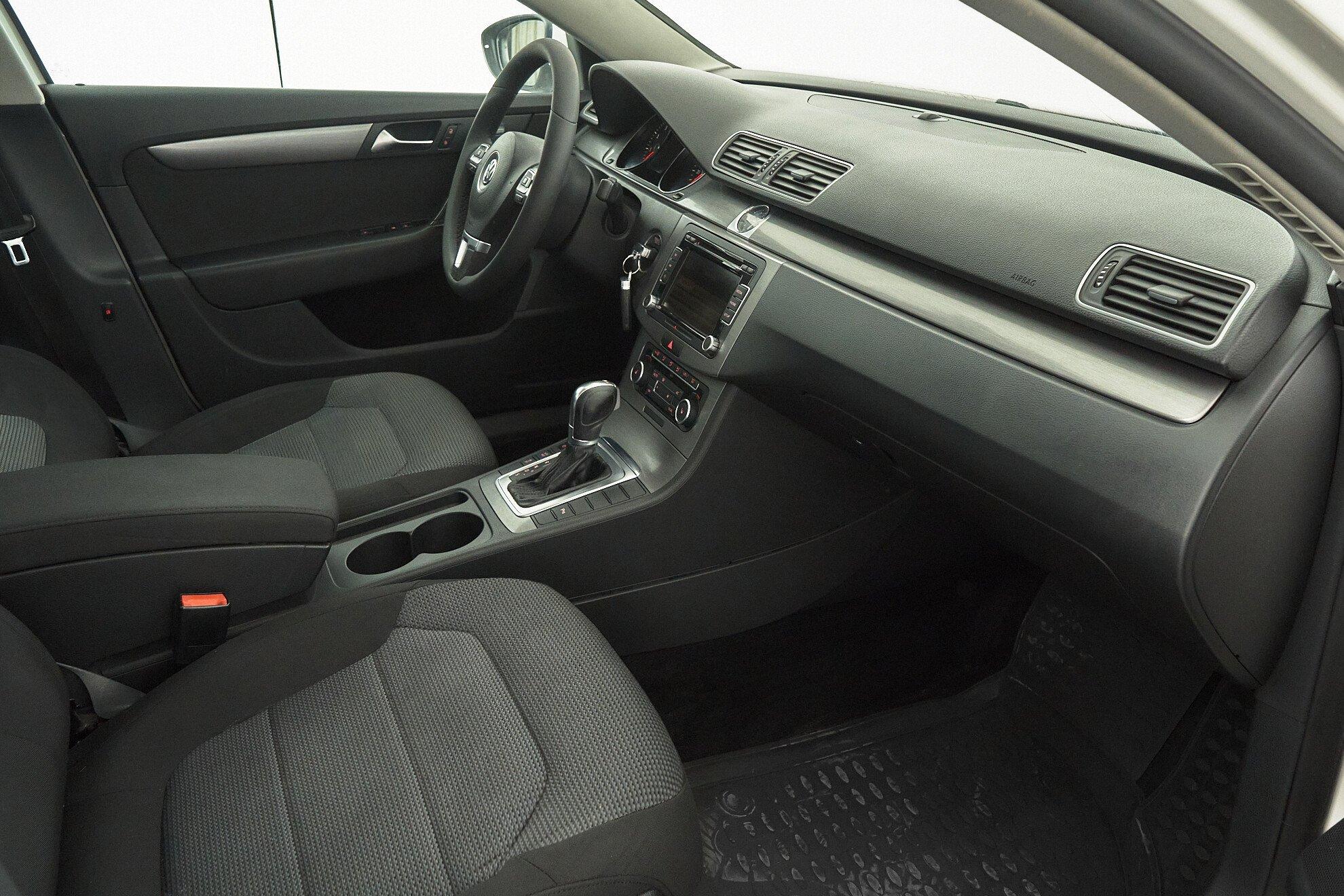 Volkswagen Passat 2011, белый