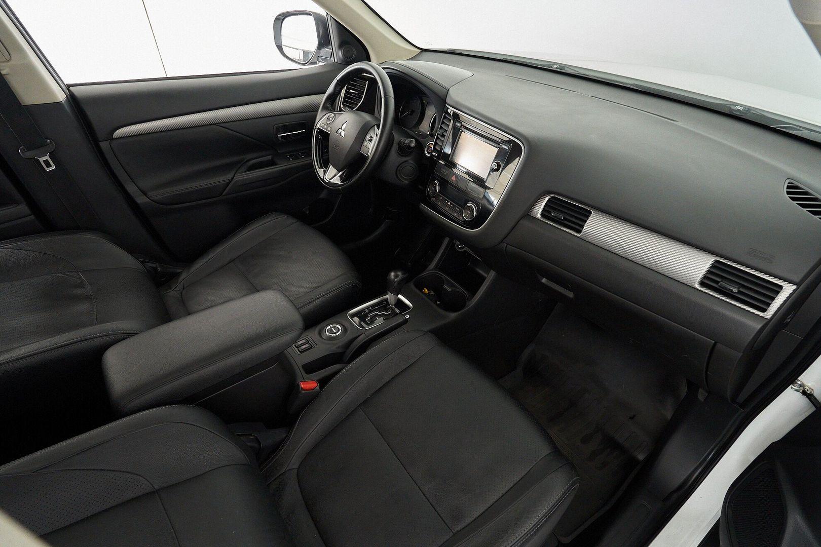 Mitsubishi Outlander 2017, белый
