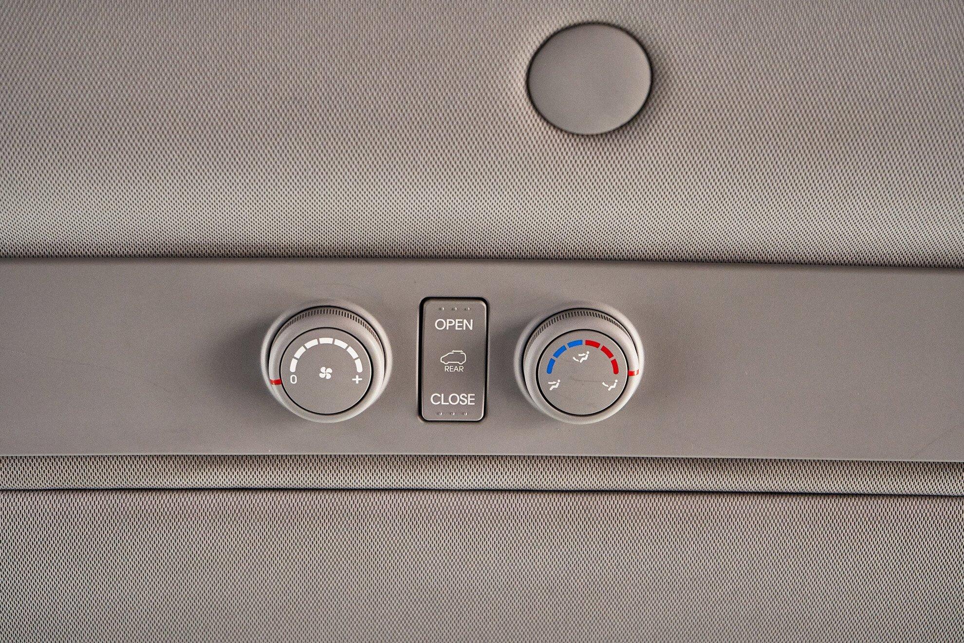 Hyundai Grand Starex 2012, серебряный