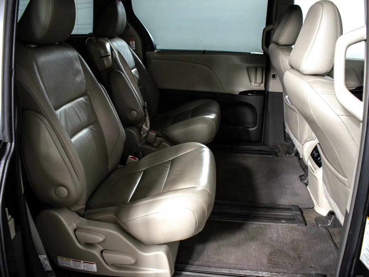 Toyota Sienna 2017, серый