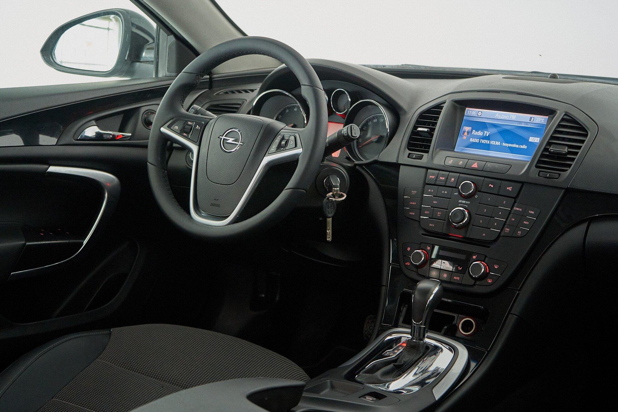 Opel Insignia 2010, черный