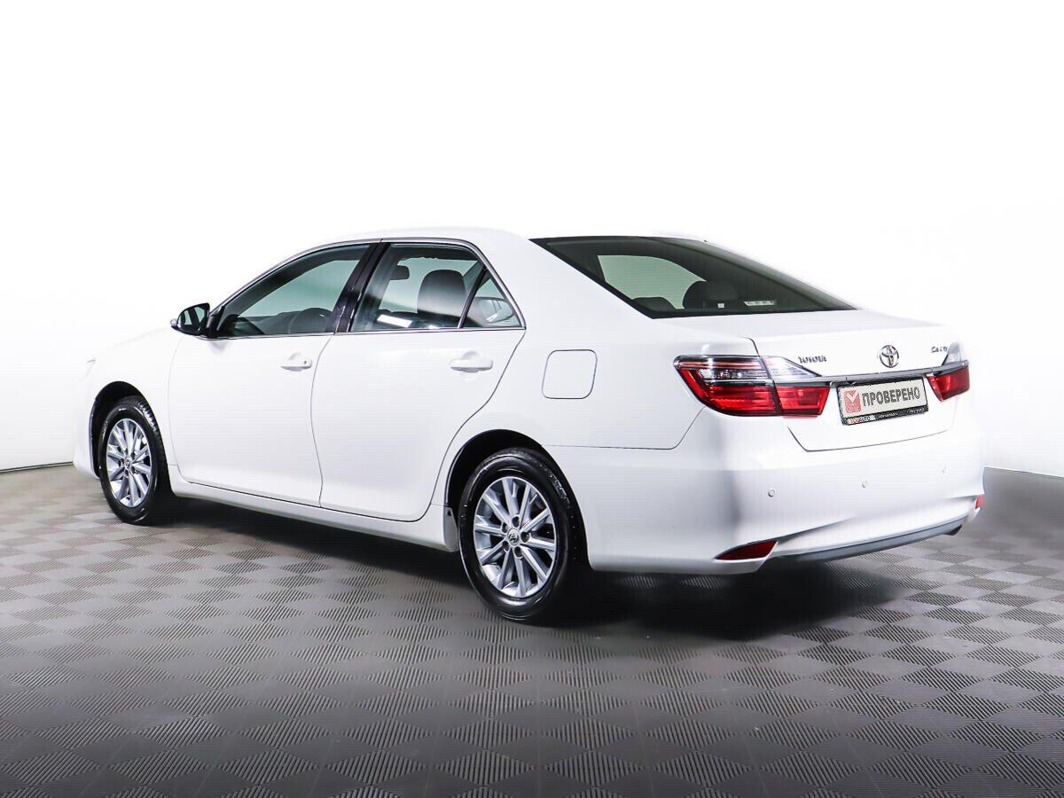 Toyota Camry 2017, белый