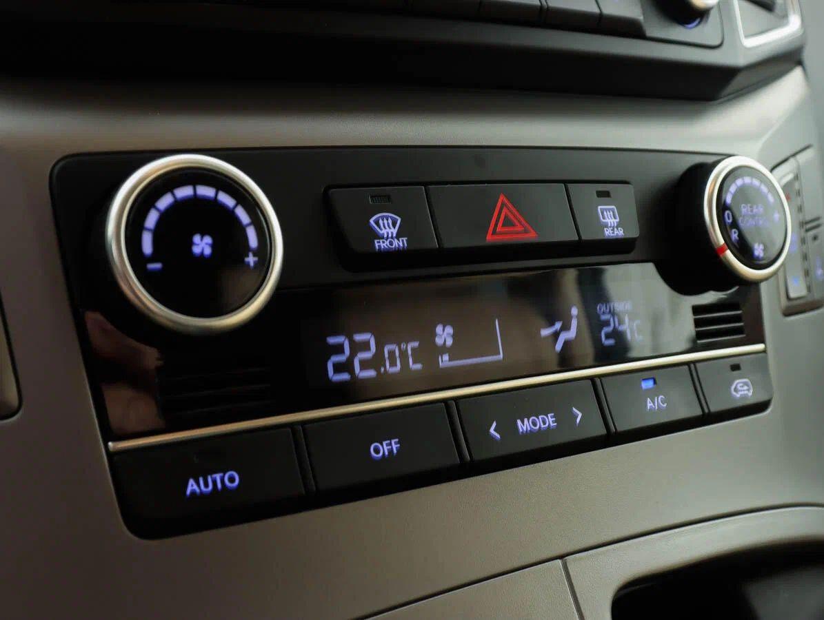 Hyundai H-1 2015, серебряный