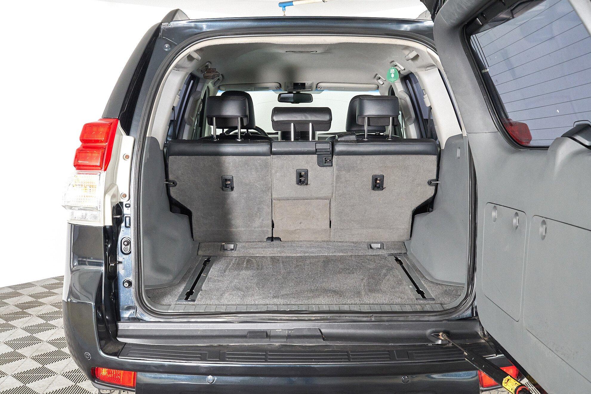 Toyota Land Cruiser Prado 2011, серый