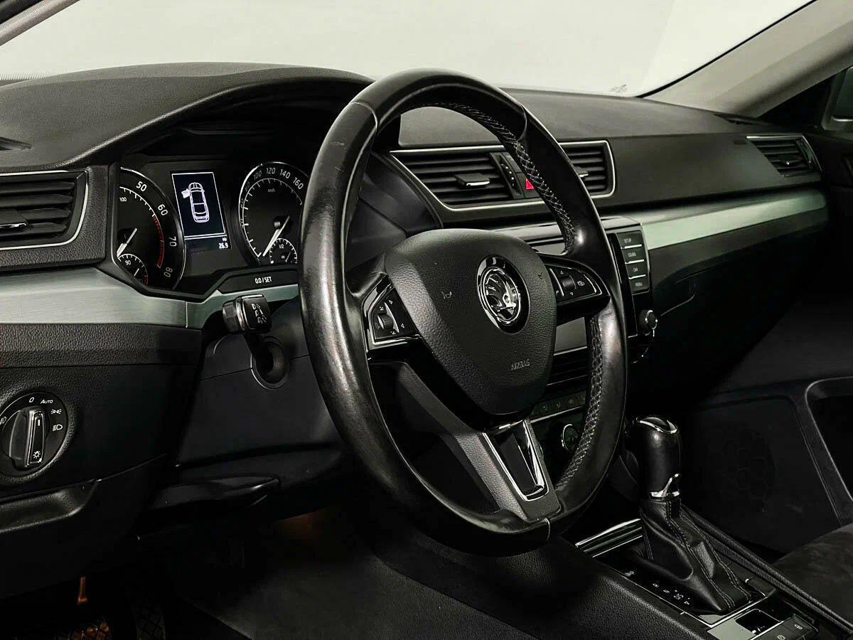 Skoda Superb 2019, серебряный