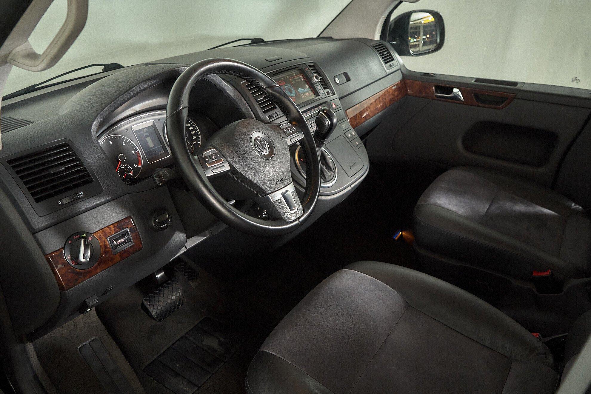 Volkswagen Multivan 2013, черный