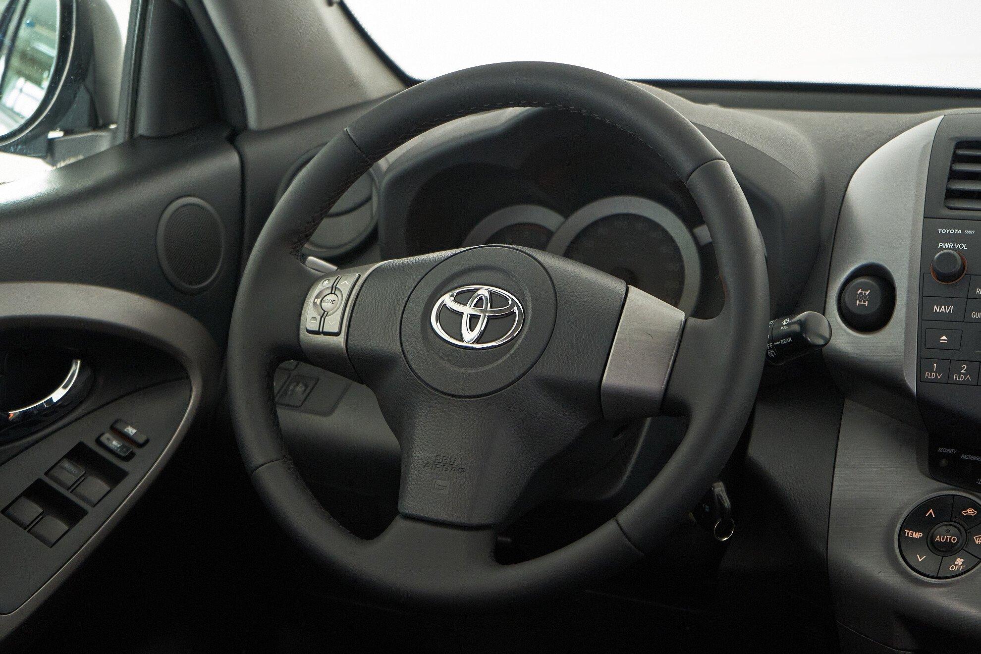 Toyota RAV4 2008, серебряный