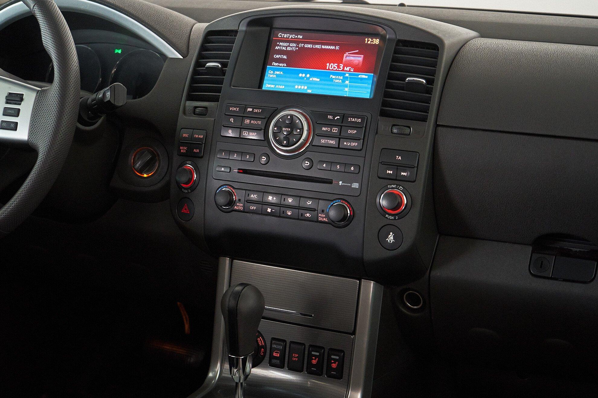 Nissan Pathfinder 2011, серебряный