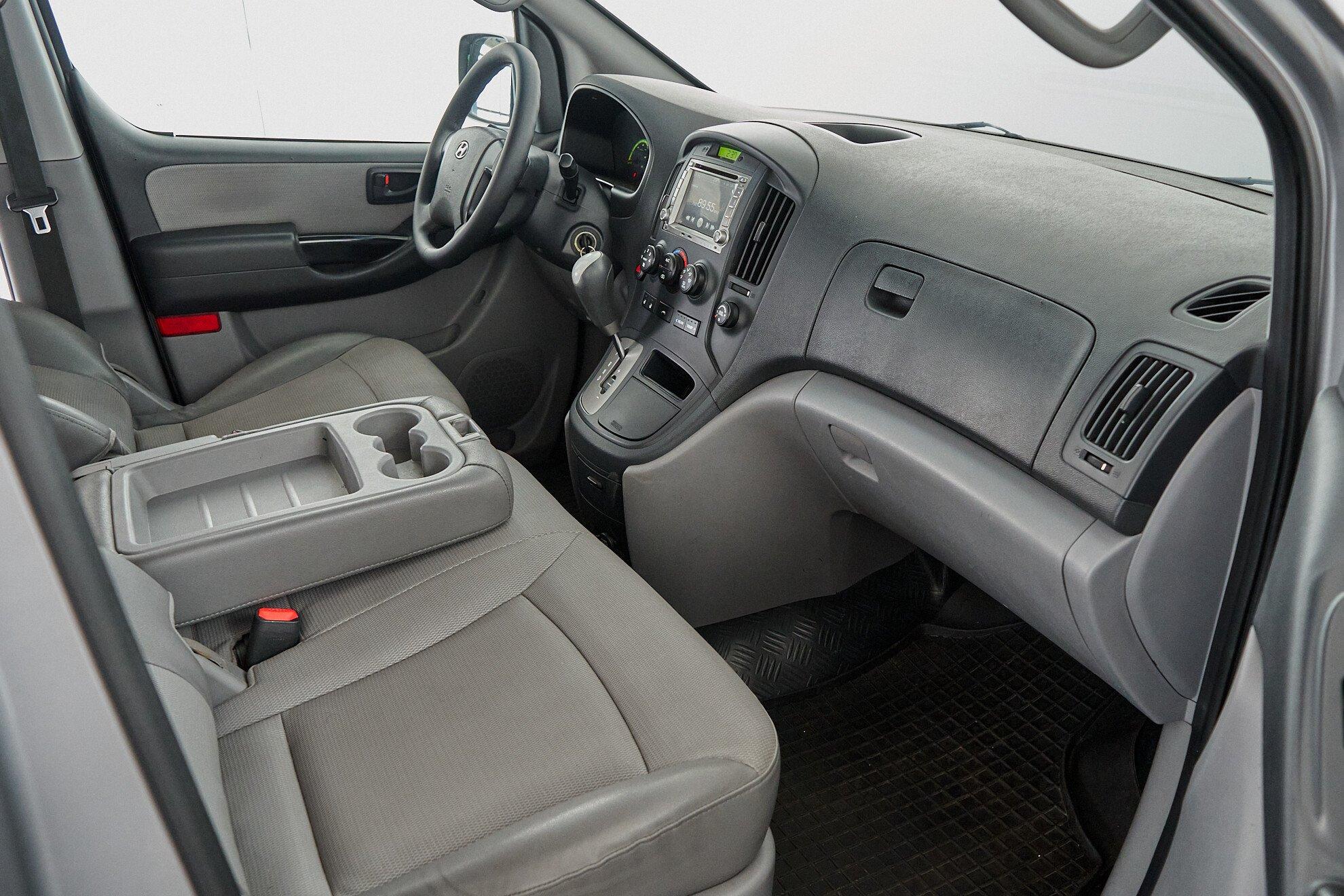 Hyundai Grand Starex 2010, серебряный