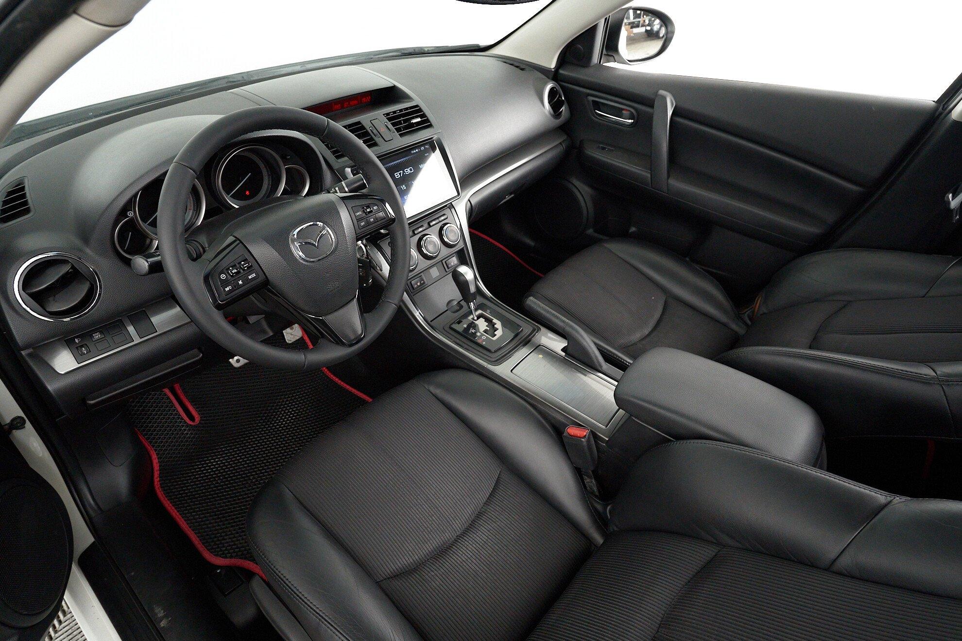 Mazda 6 2011, белый