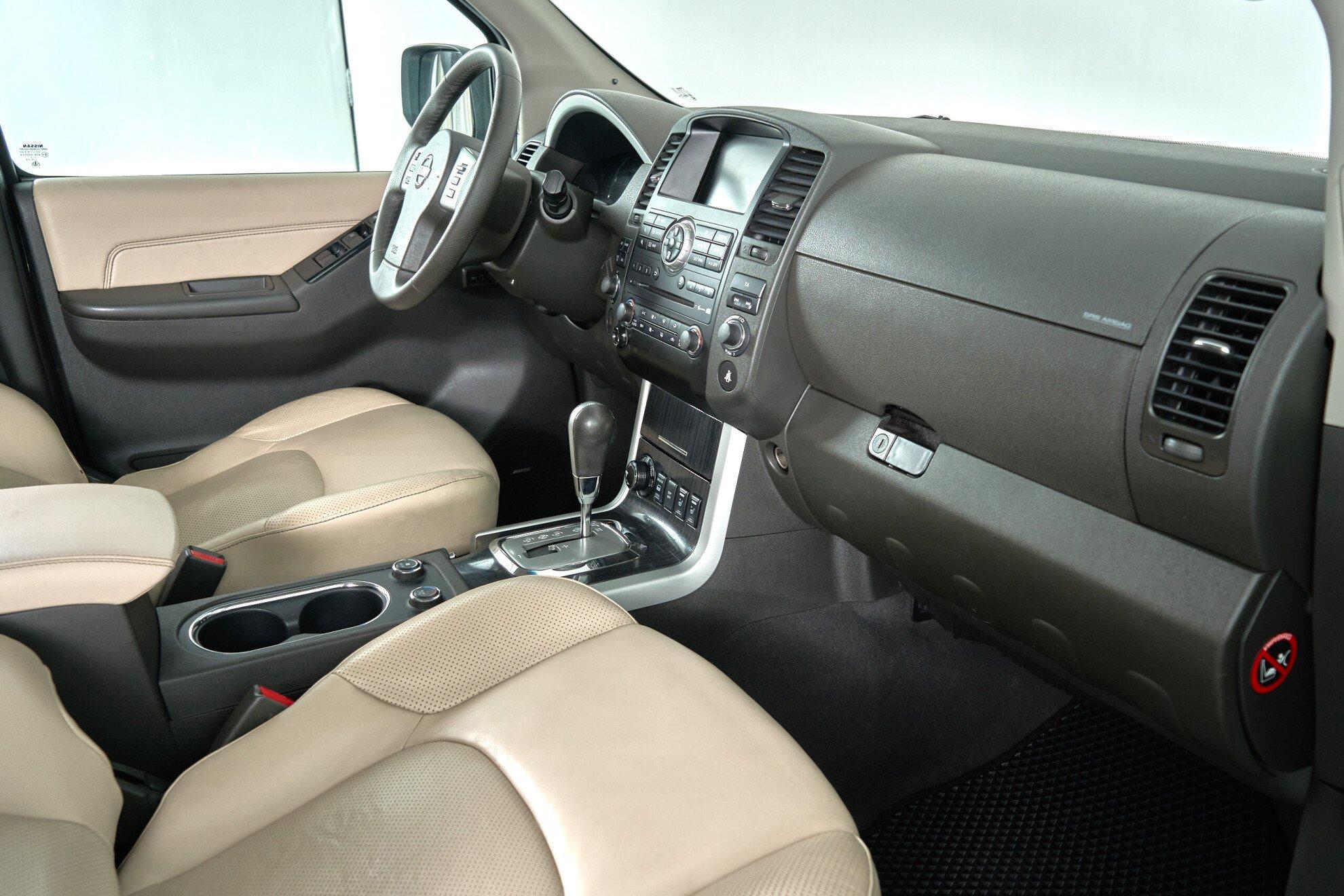 Nissan Pathfinder 2012, белый