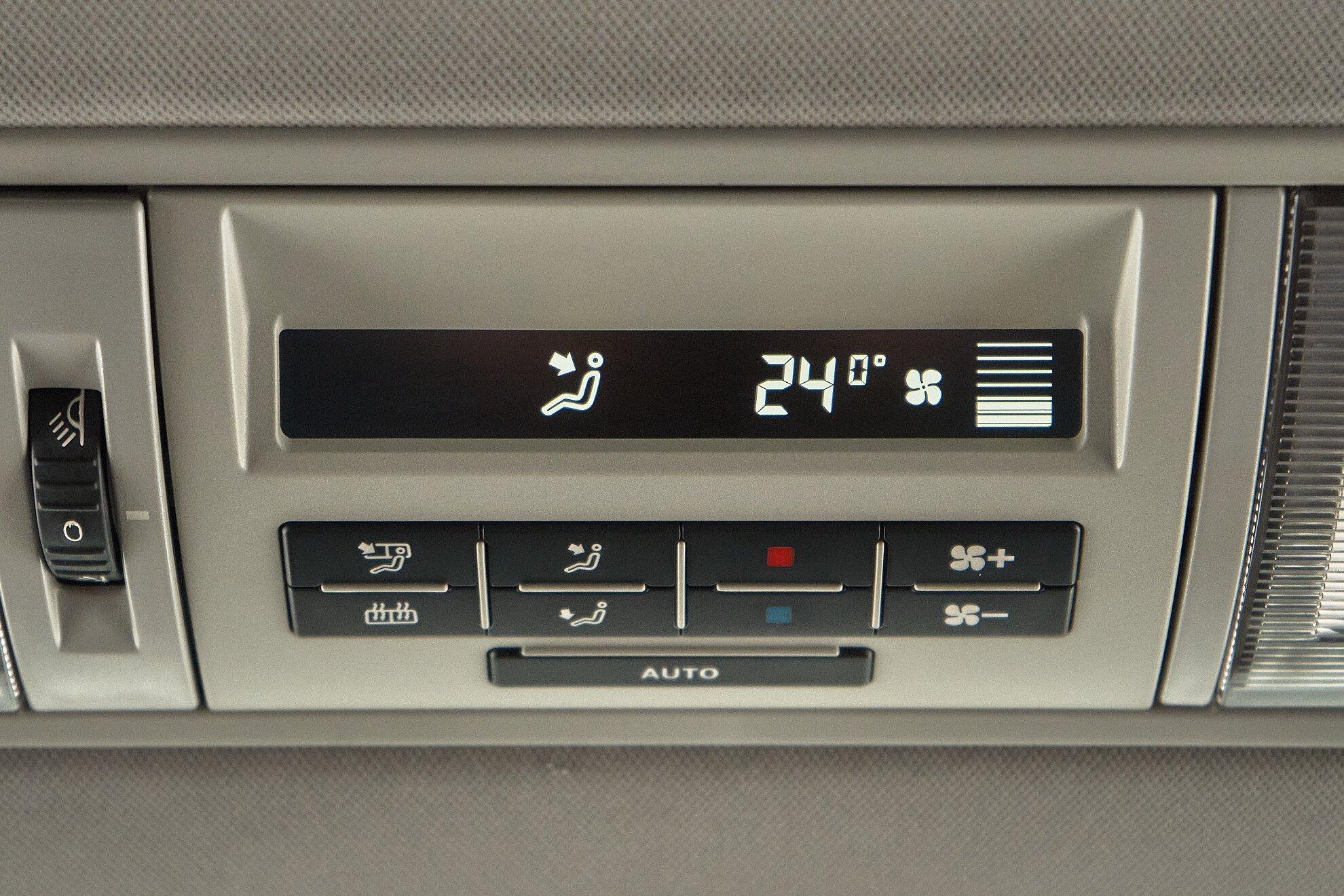 Volkswagen Multivan 2010, коричневый