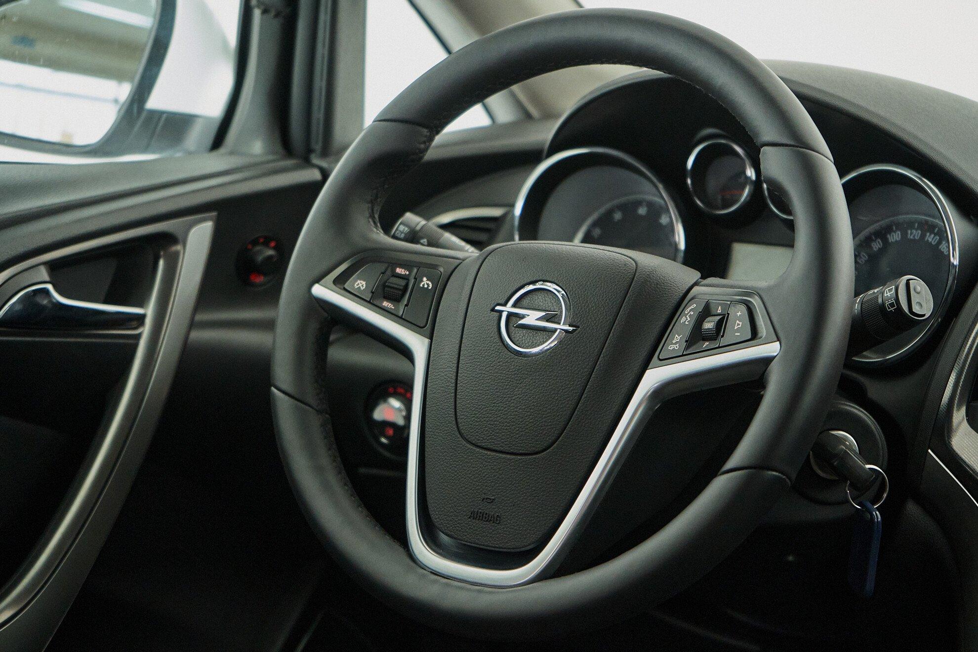Opel Astra 2012, белый
