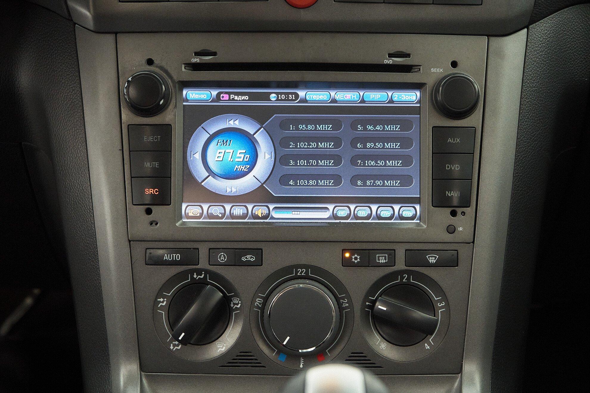 Opel Antara 2011, белый