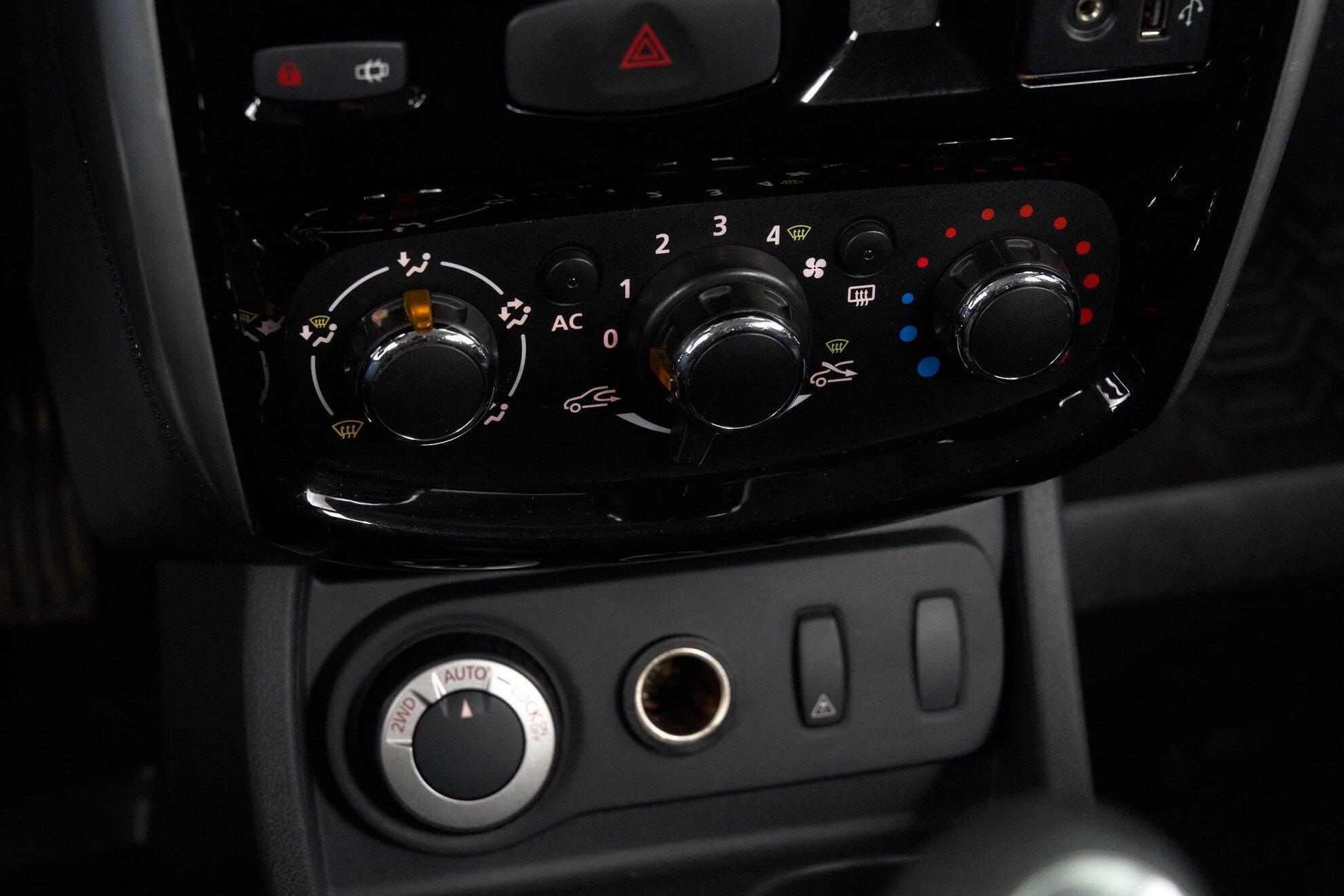 Nissan Terrano 2015, черный