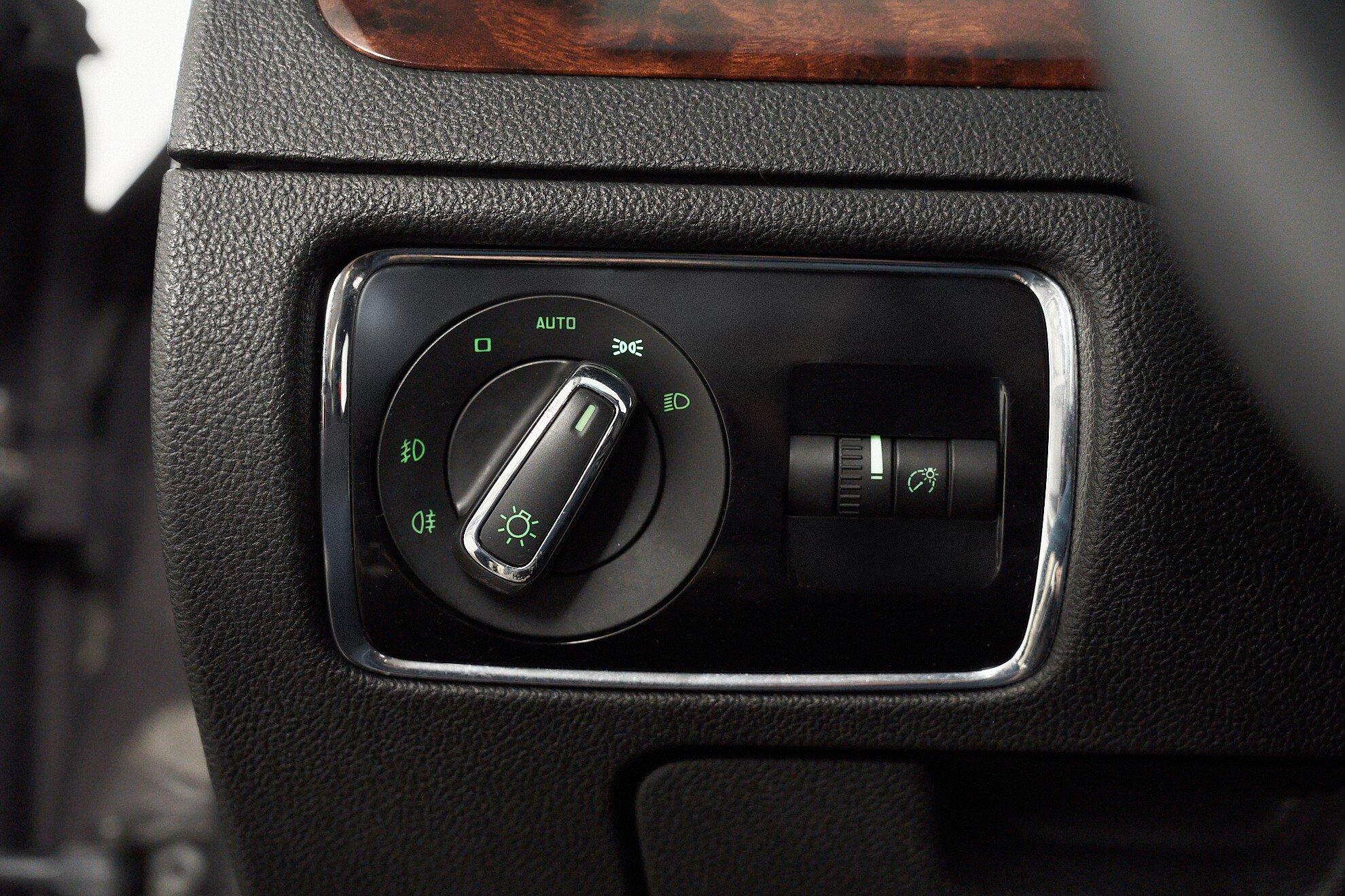 Skoda Superb 2011, коричневый