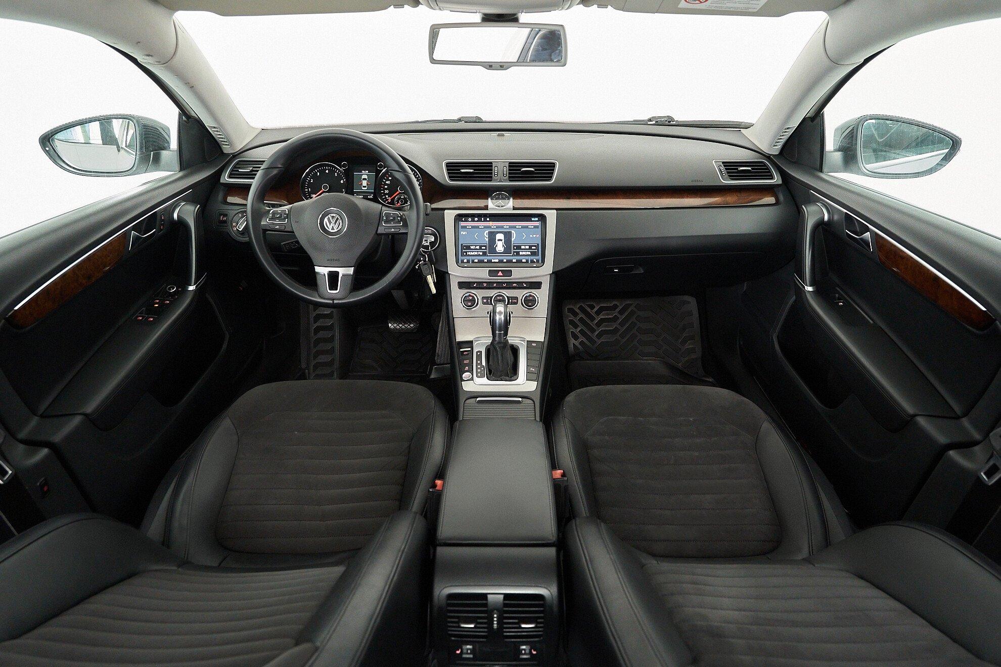 Volkswagen Passat 2012, белый