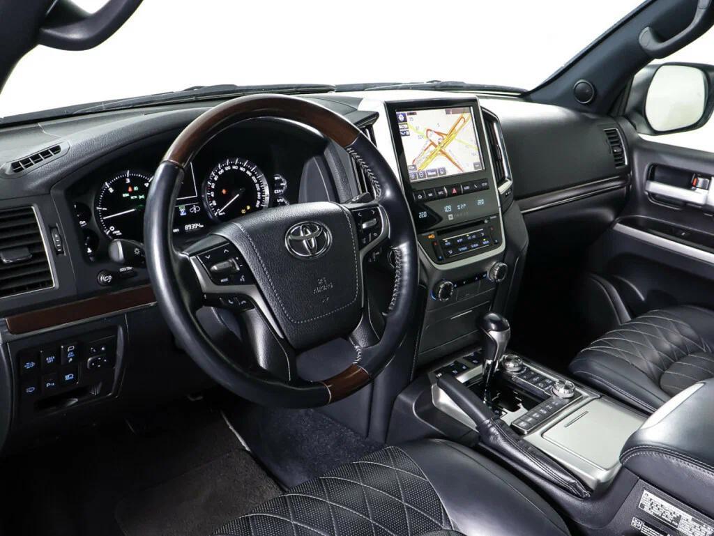 Toyota Land Cruiser 2018, белый