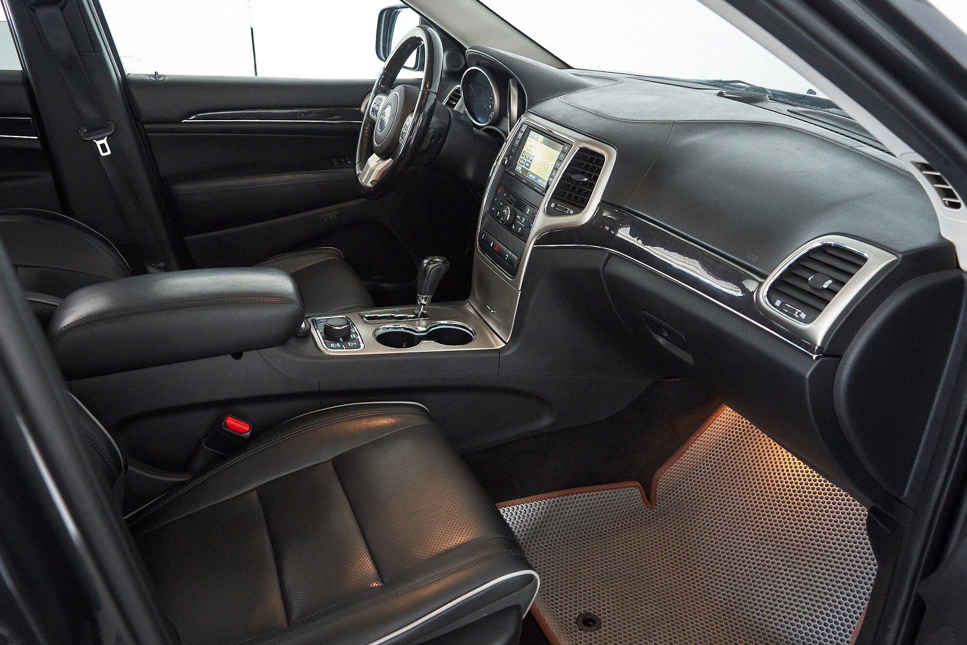 Jeep Grand Cherokee 2011, серый