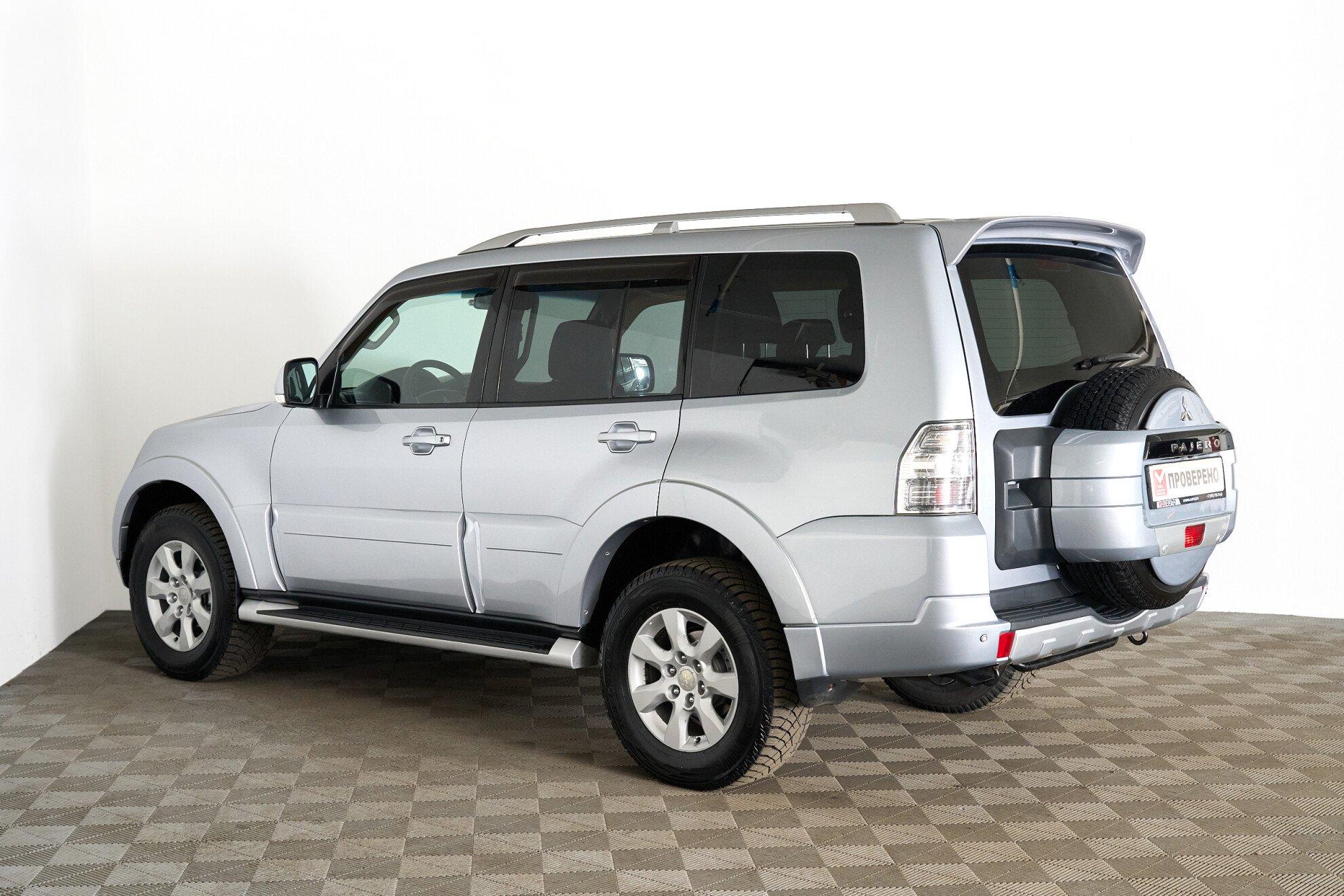 Mitsubishi Pajero 2010, серебряный