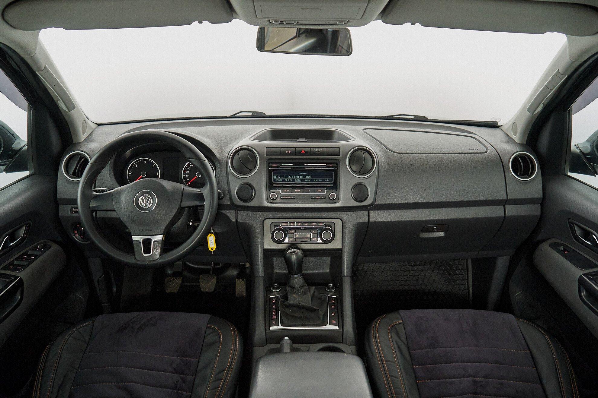 Volkswagen Amarok 2011, черный